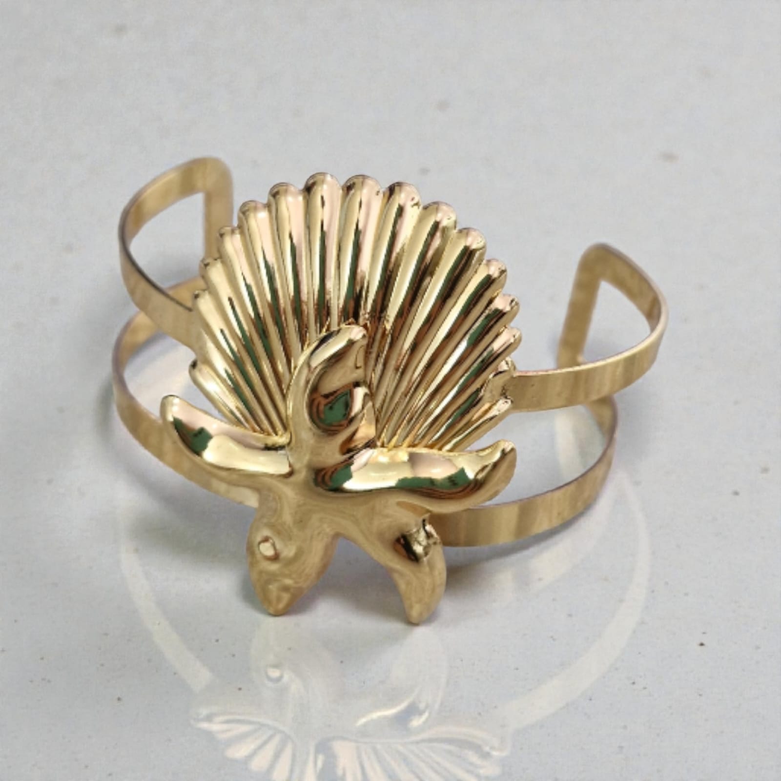 Bracelete Concha e Estrela-do-Mar Violeta Rio — bracelete (cuff aberto), cor dourado, metal polido