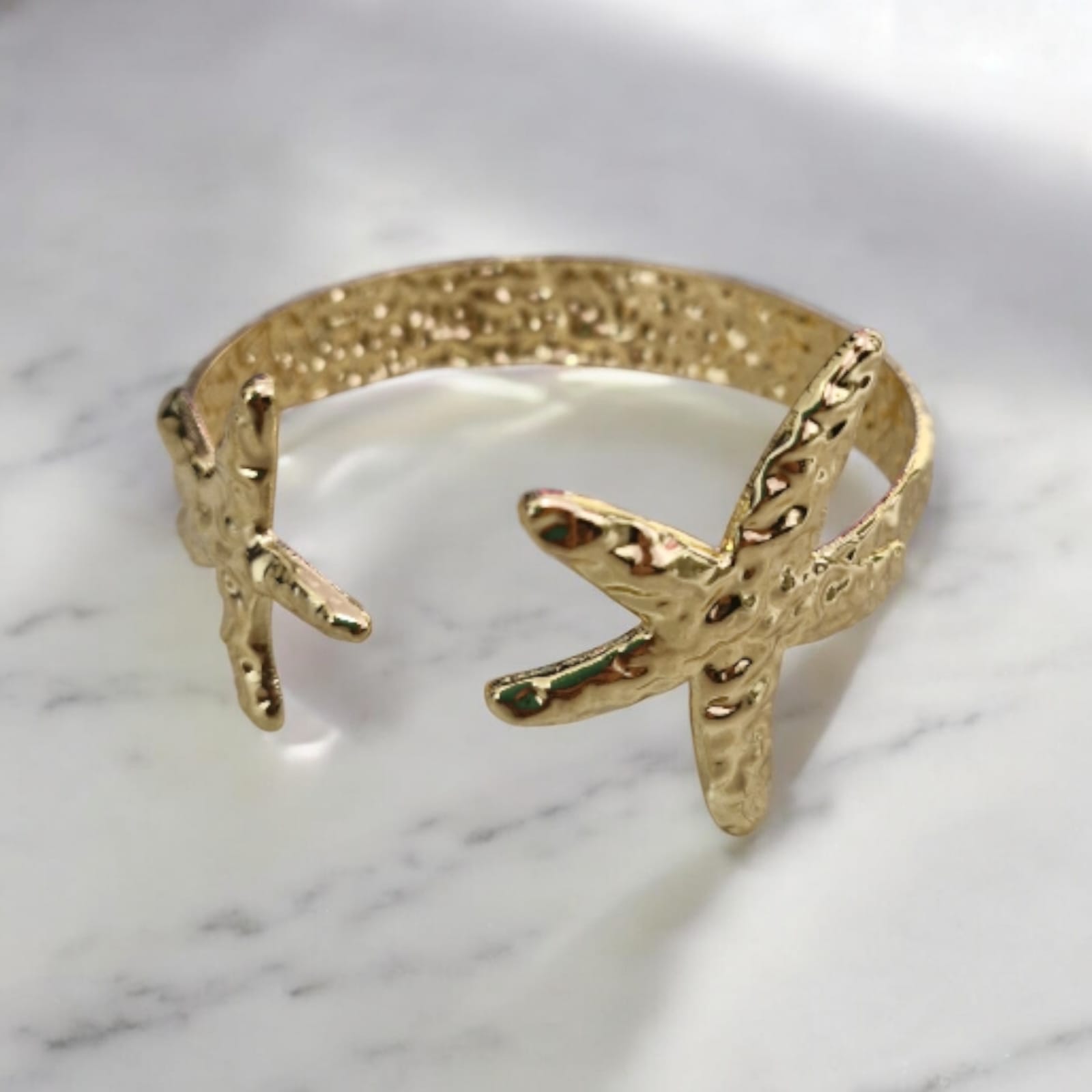 Bracelete Estrelas-do-Mar Violeta Rio — bracelete (cuff aberto), cor dourado, metal martelado dourado