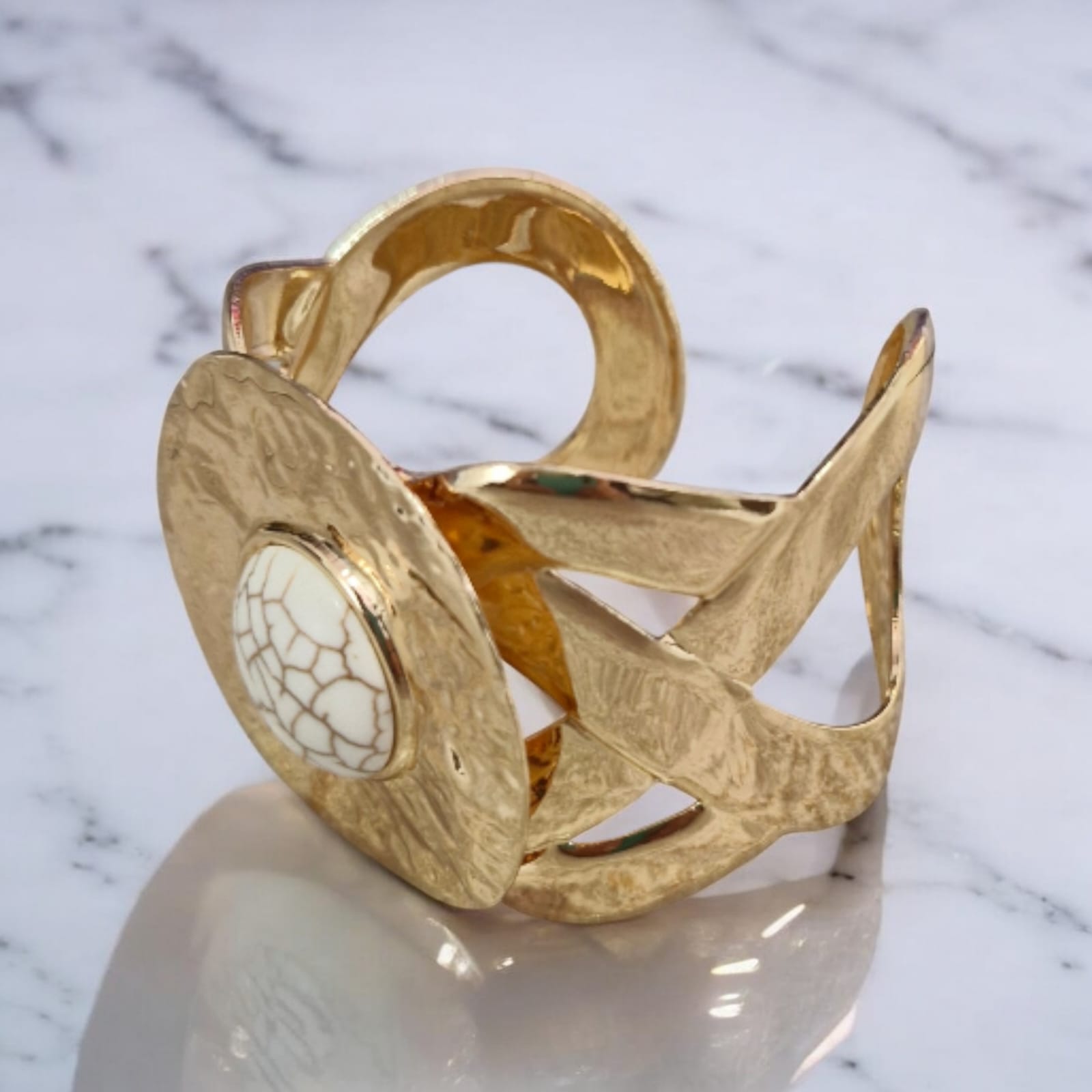 Bracelete Howlita Dourado Violeta Rio — bracelete (cuff largo aberto), cor dourado e branco, metal dourado e pedra/resina (howlita)