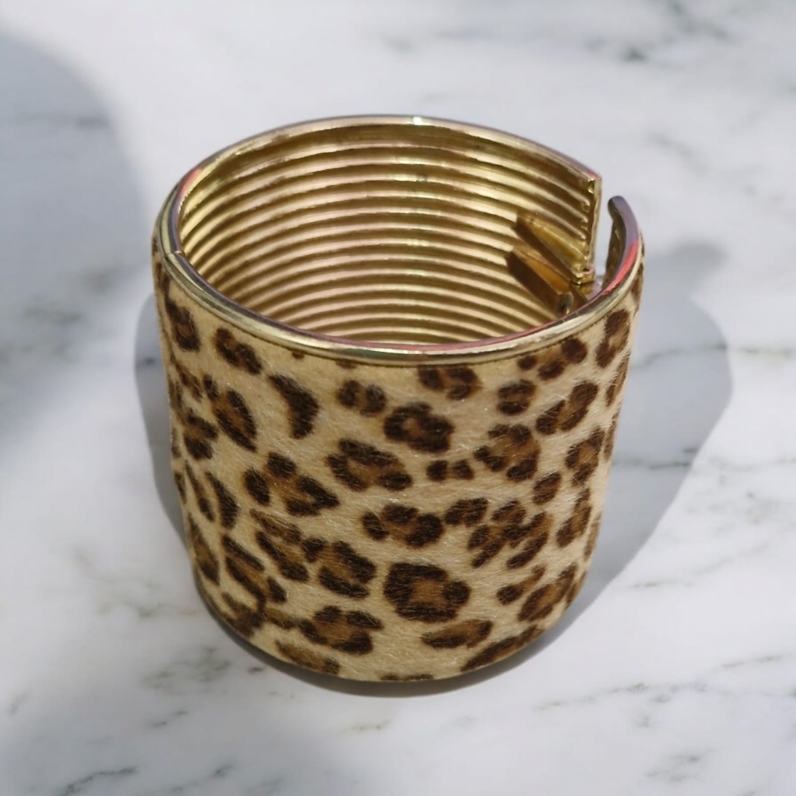 Bracelete Leopardo Dourado Violeta Rio — bracelete (punho largo), cor bege/marrom/preto (leopardo) e dourado, pelo sintético/tecido com estampa animal print e metal dourado