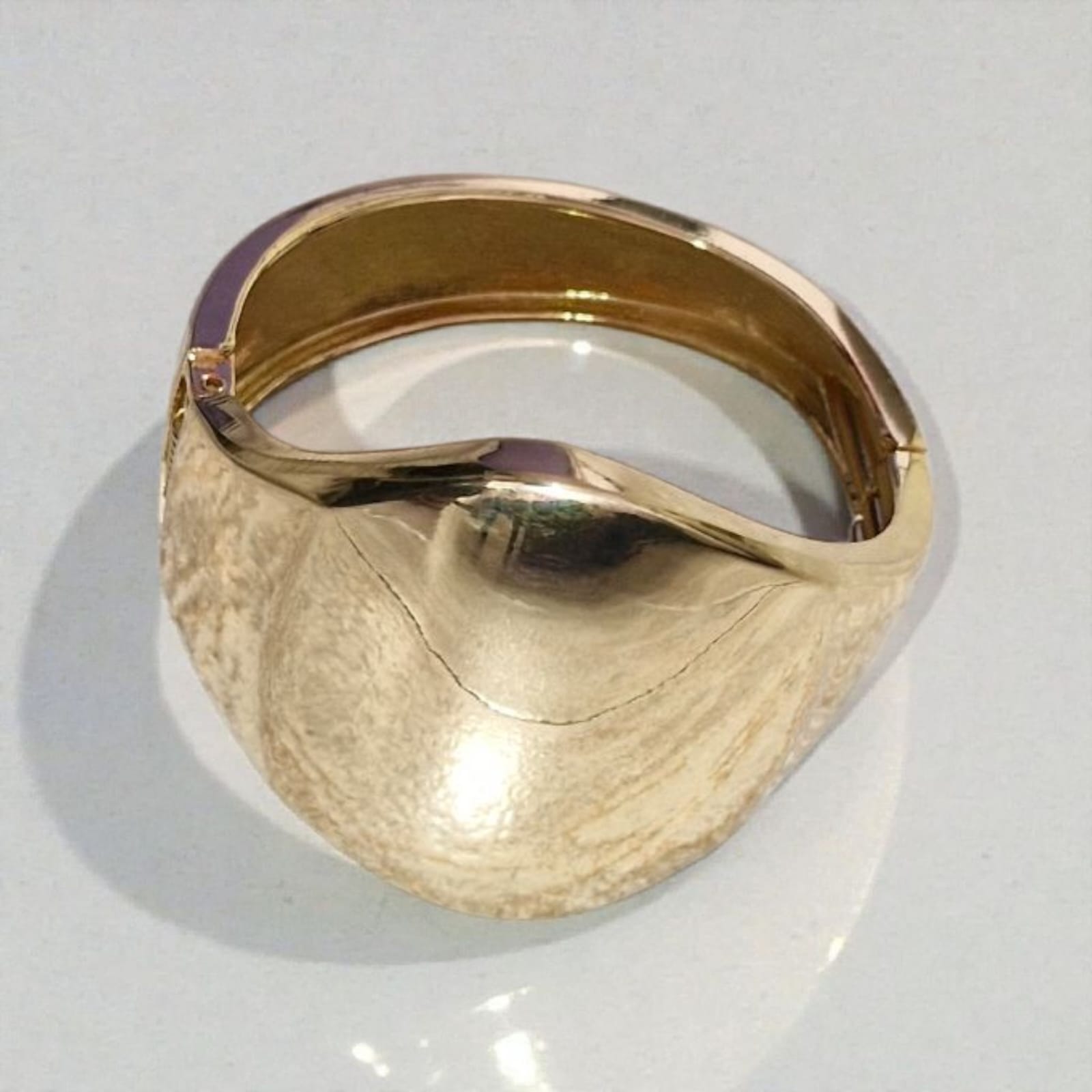 Bracelete Onda Assimétrica Violeta Rio — bracelete (rígido articulado), cor dourado, metal com acabamento misto (polido e fosco)