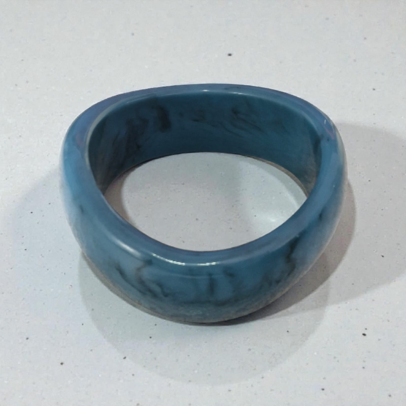 Bracelete Resina Azul Mármore Violeta Rio — bracelete (rígido), cor azul acinzentado marmorizado, resina