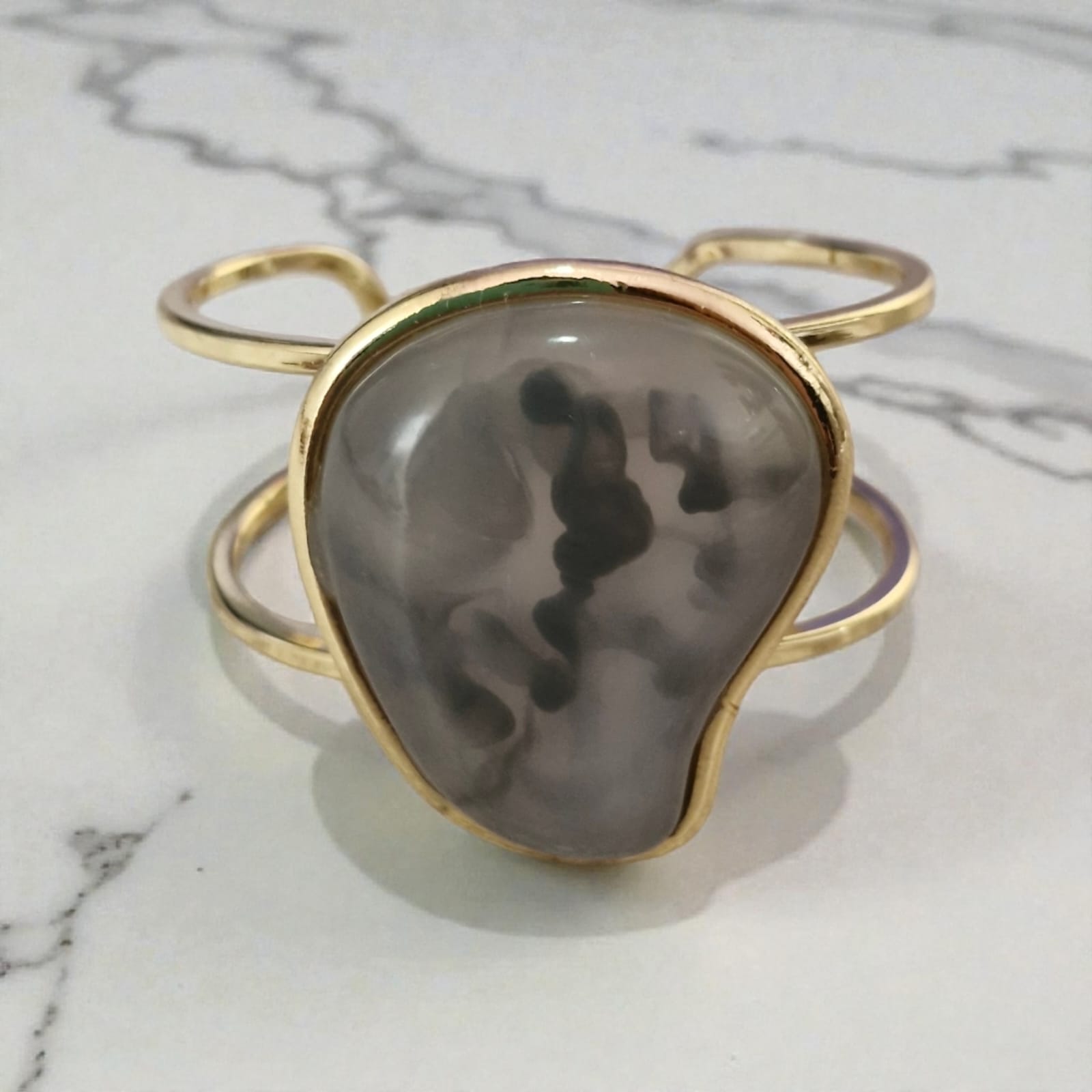 Bracelete Resina Marmorizada Violeta Rio — bracelete (cuff aberto), cor dourado e cinza, metal dourado e resina/pedra sintética