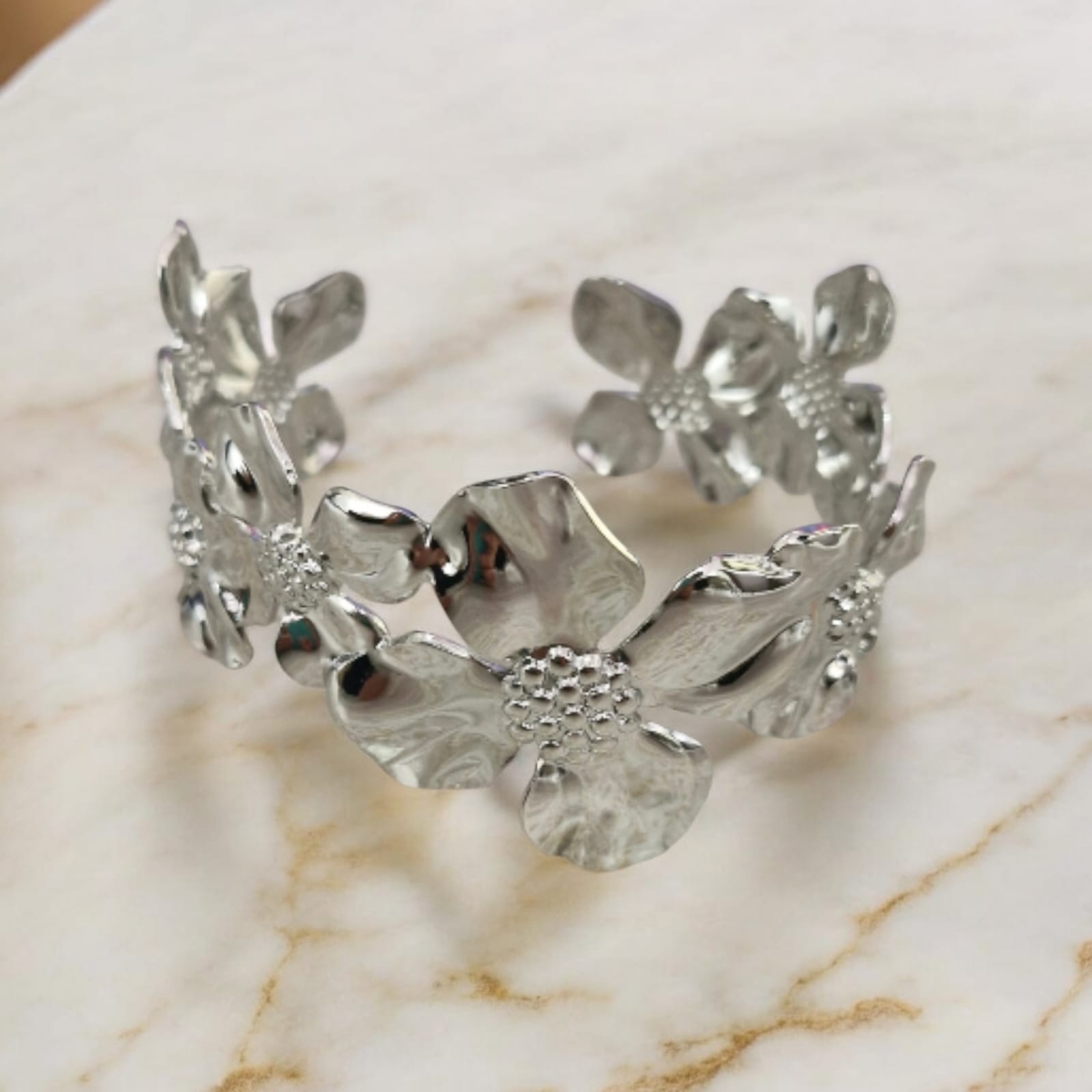 Bracelete Sete Flores Prateado Violeta Rio — bracelete (cuff largo aberto), cor prateado, metal prateado polido