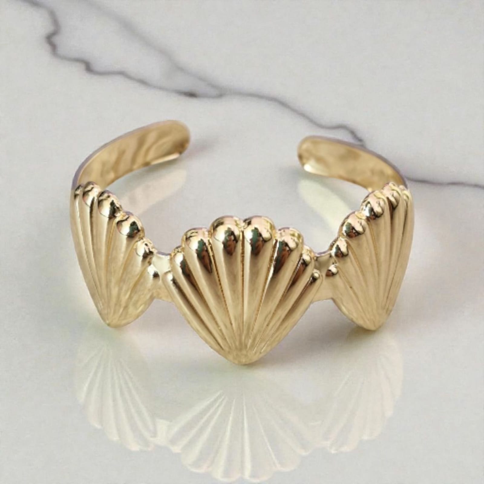 Bracelete Três Conchas Dourado Violeta Rio — bracelete (cuff aberto), cor dourado, metal polido e levemente texturizado