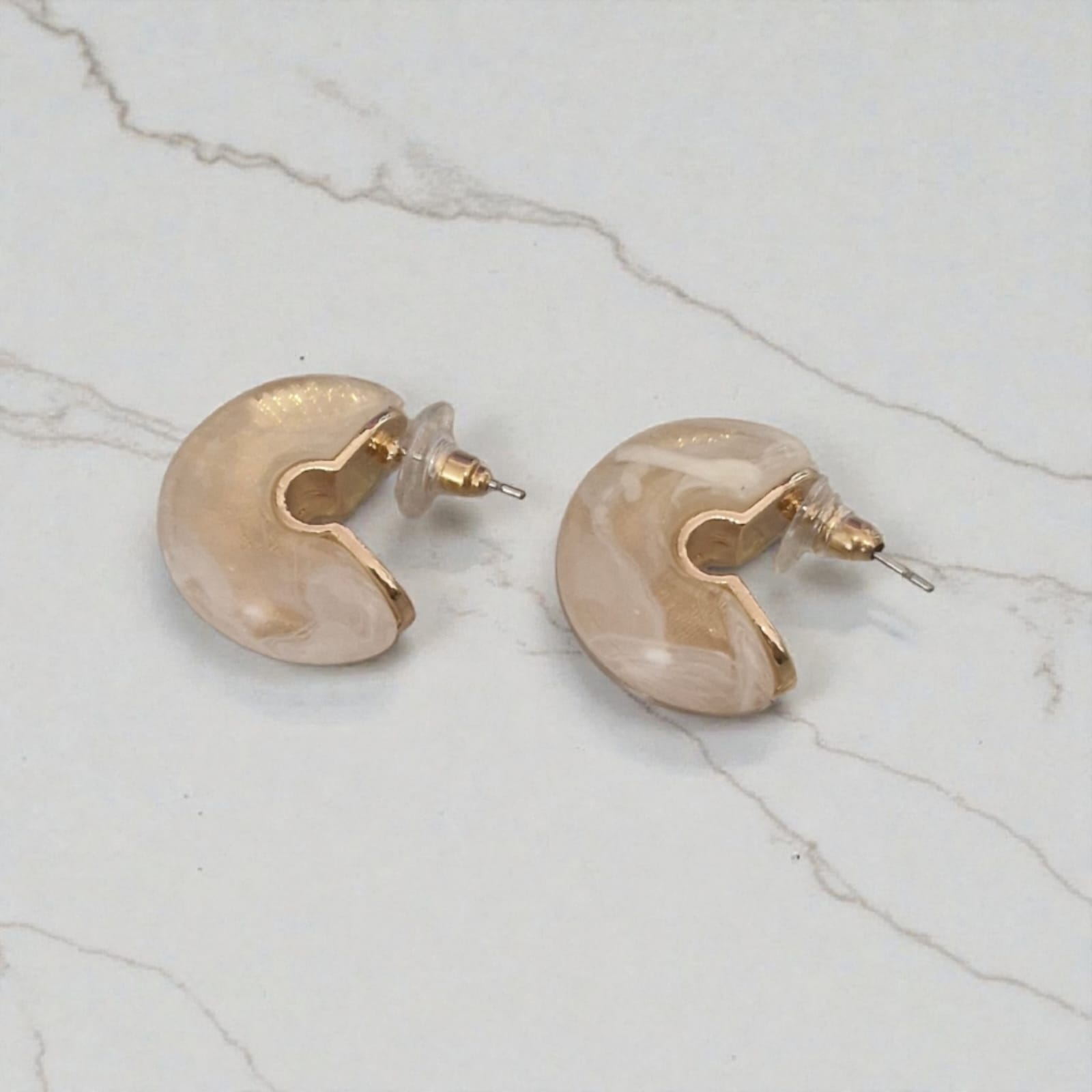 Brinco Argola C Resina Creme Violeta Rio — brinco (par), cor creme/bege e dourado, resina marmorizada e metal dourado