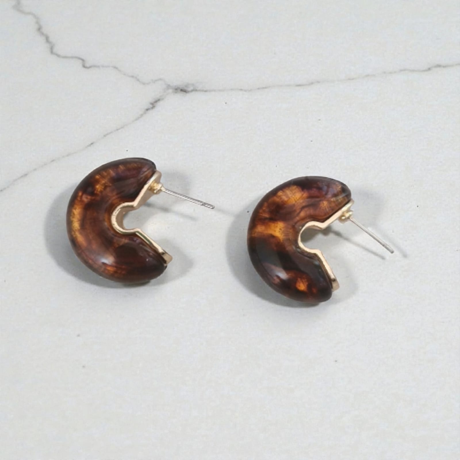 Brinco Argola C Tartaruga Violeta Rio — brinco (par), cor marrom (tartaruga) e dourado, resina/acrílico e metal dourado
