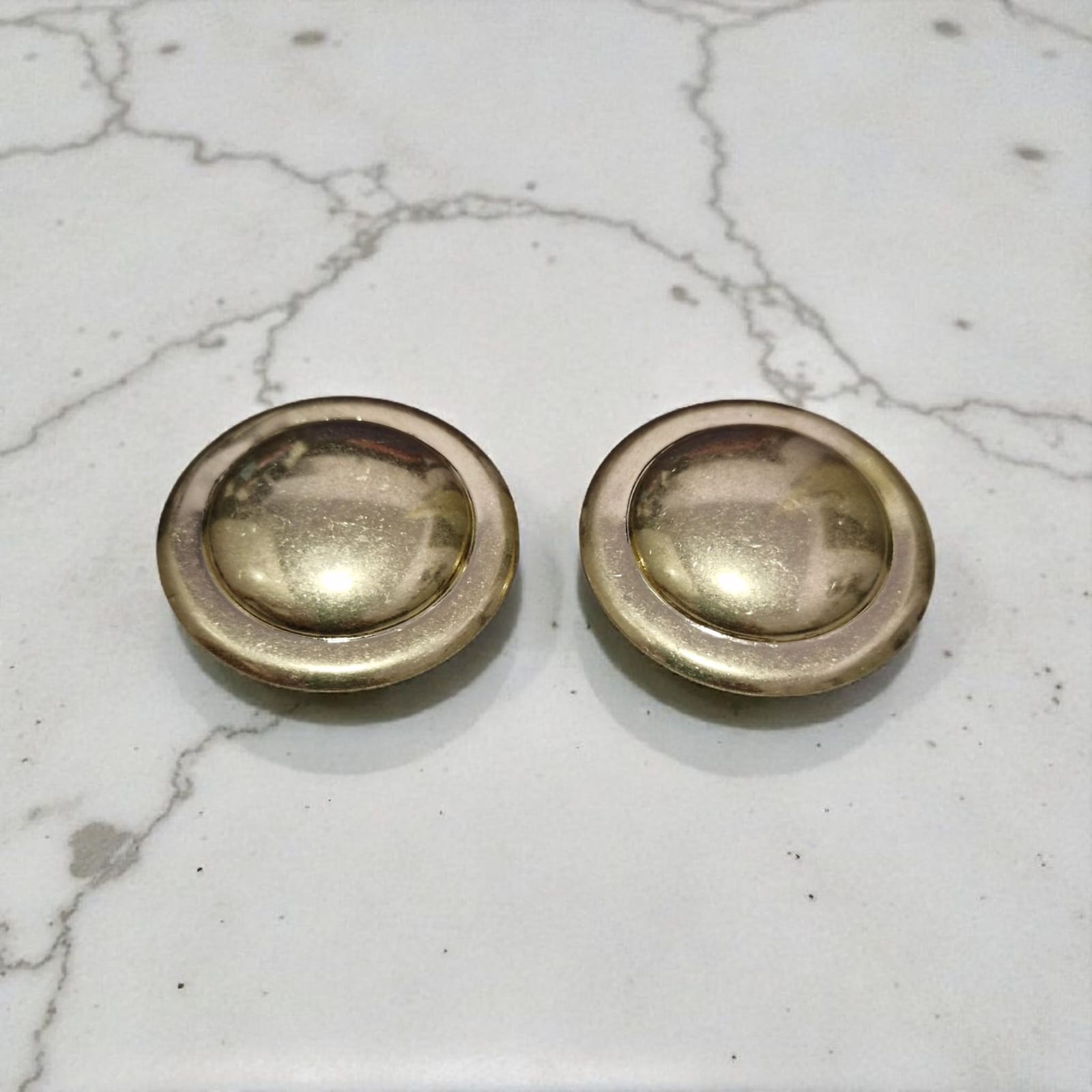 Brinco Círculo Envelhecido Dourado Violeta Rio — brinco (par), cor dourado envelhecido, metal com acabamento misto
