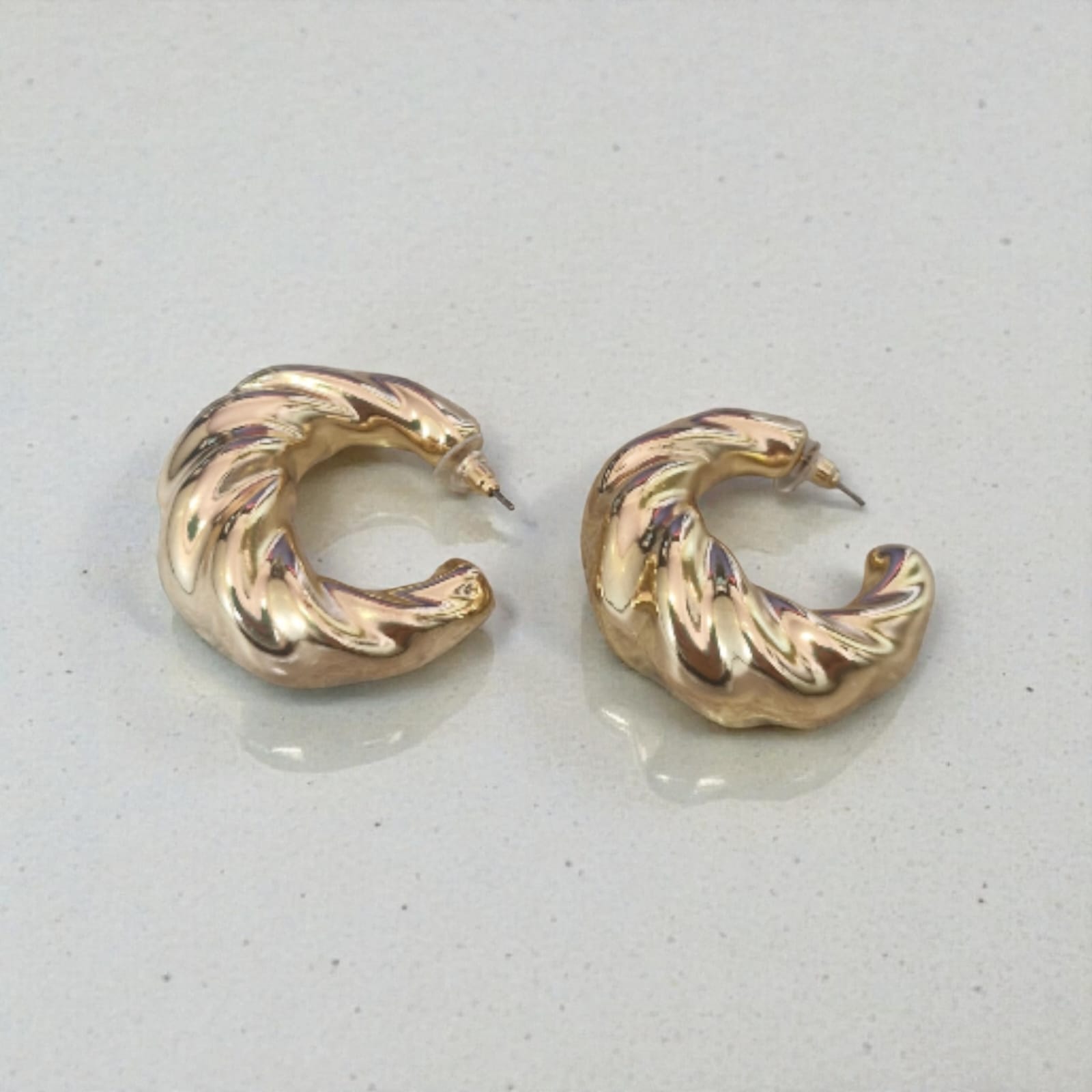 Brinco Croissant Dourado Violeta Rio — brinco (par), cor dourado, metal polido