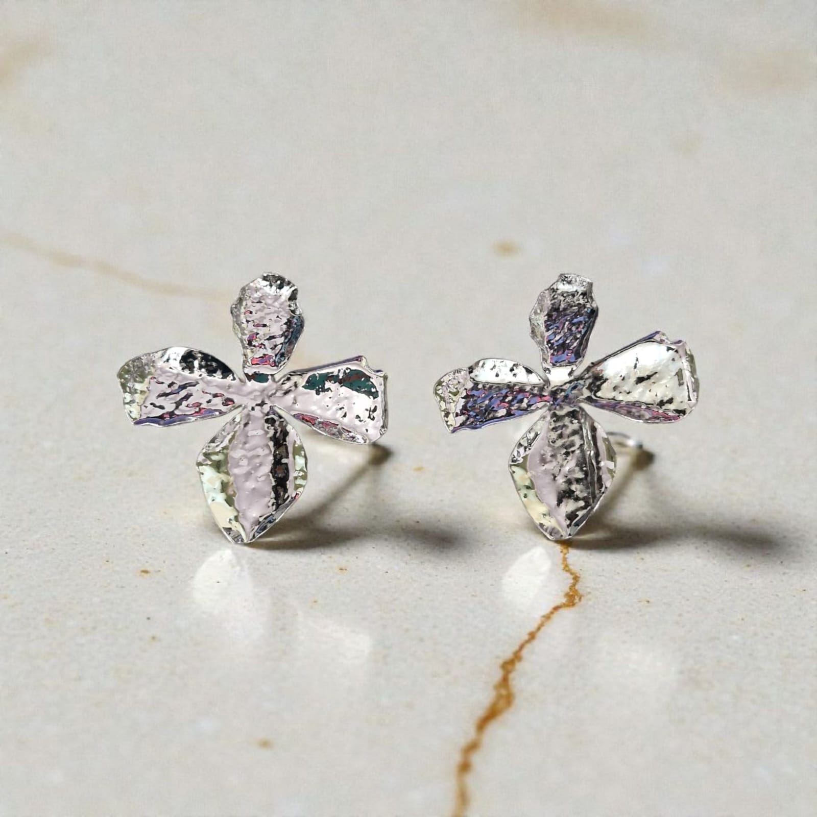 Brinco Cruz Floral Prateado Violeta Rio — brinco (par), cor prateado, metal texturizado