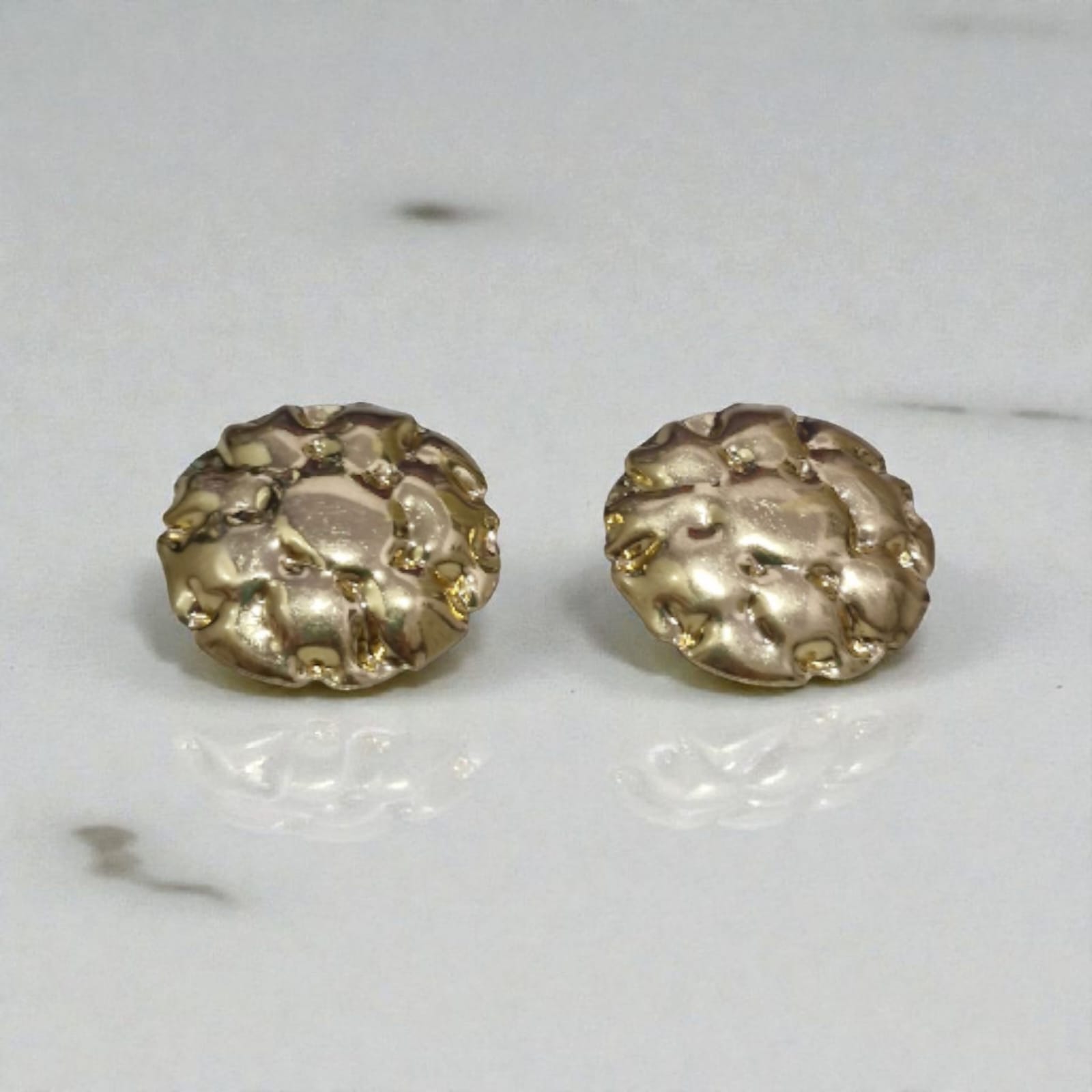 Brinco Favo de Mel Dourado Violeta Rio — brinco (par), cor dourado envelhecido, metal com textura protuberante