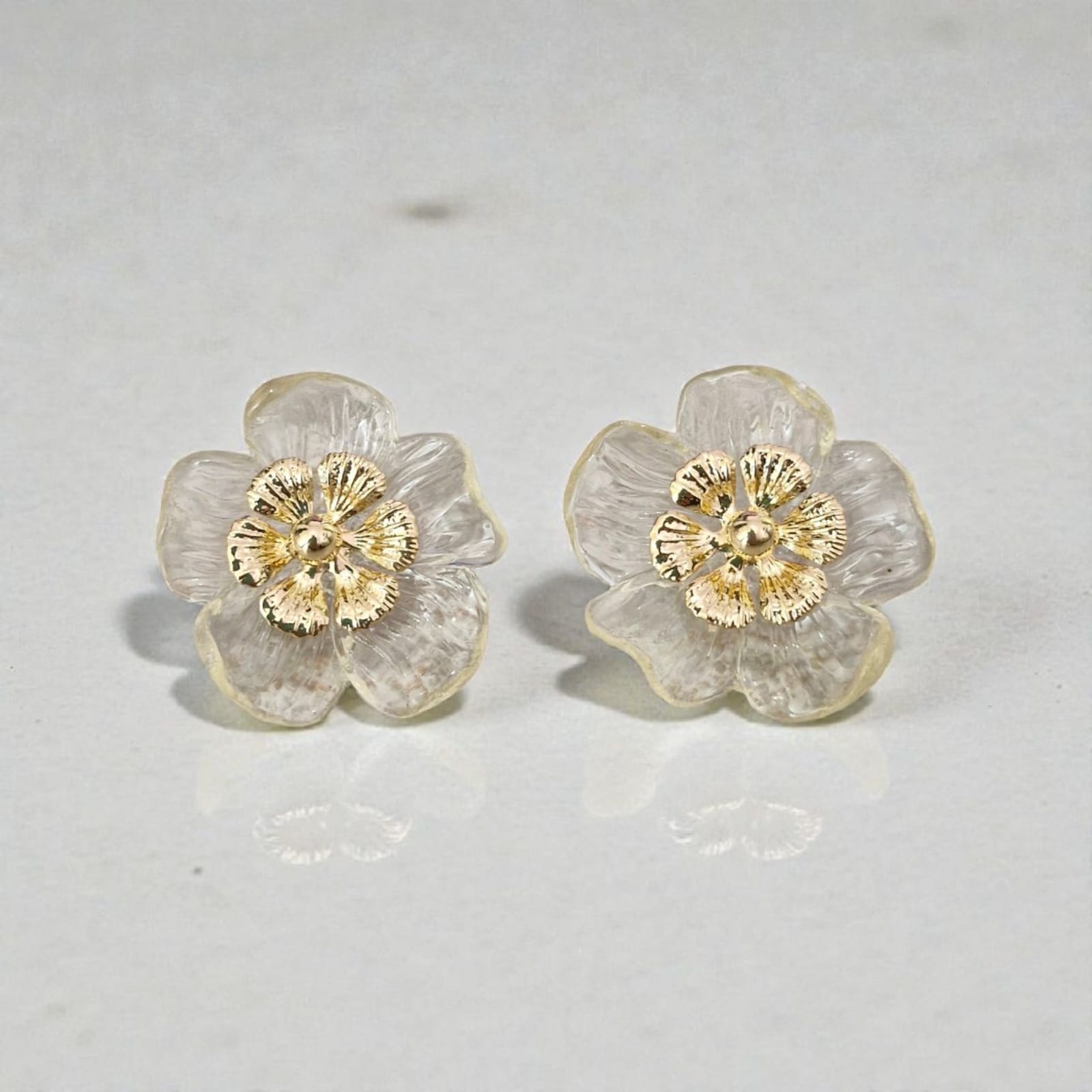 Brinco Flor Cinco Pétalas Branca Violeta Rio — brinco (par), cor branco leitoso e dourado, resina translúcida e metal dourado