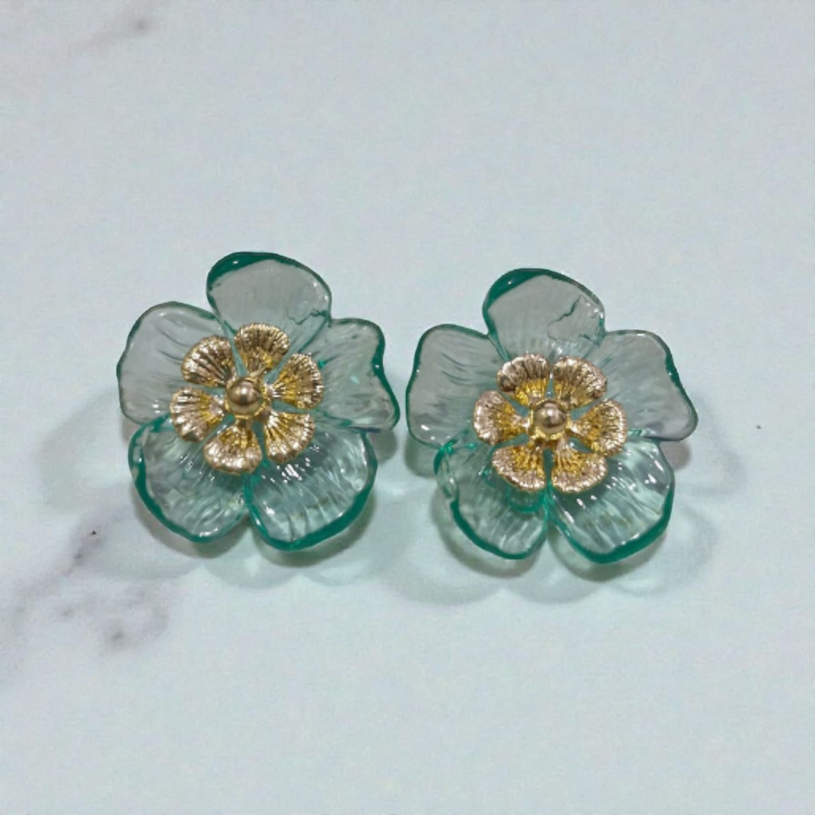 Brinco Flor Cinco Pétalas Verde-Água Violeta Rio — brinco (par), cor verde-água e dourado, resina translúcida e metal dourado