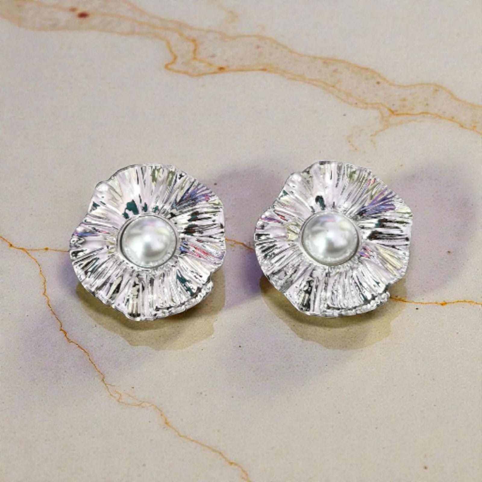 Brinco Flor Pérola Prateado Violeta Rio — brinco (par), cor prateado e branco, metal e pérola sintética
