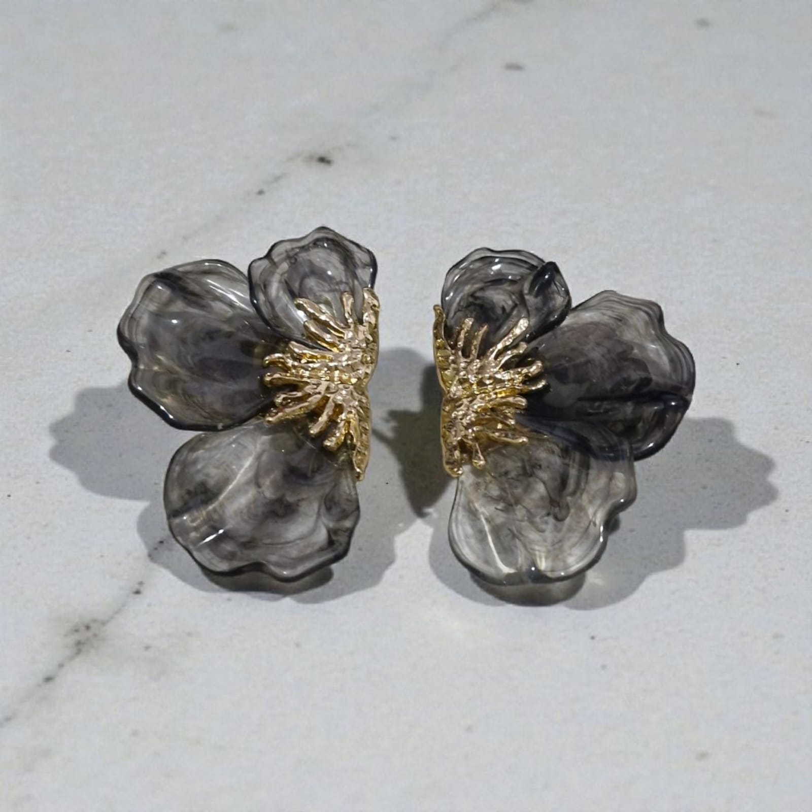 Brinco Flor Resina Cinza Violeta Rio — brinco (par), cor cinza-escuro e dourado, resina translúcida e metal dourado