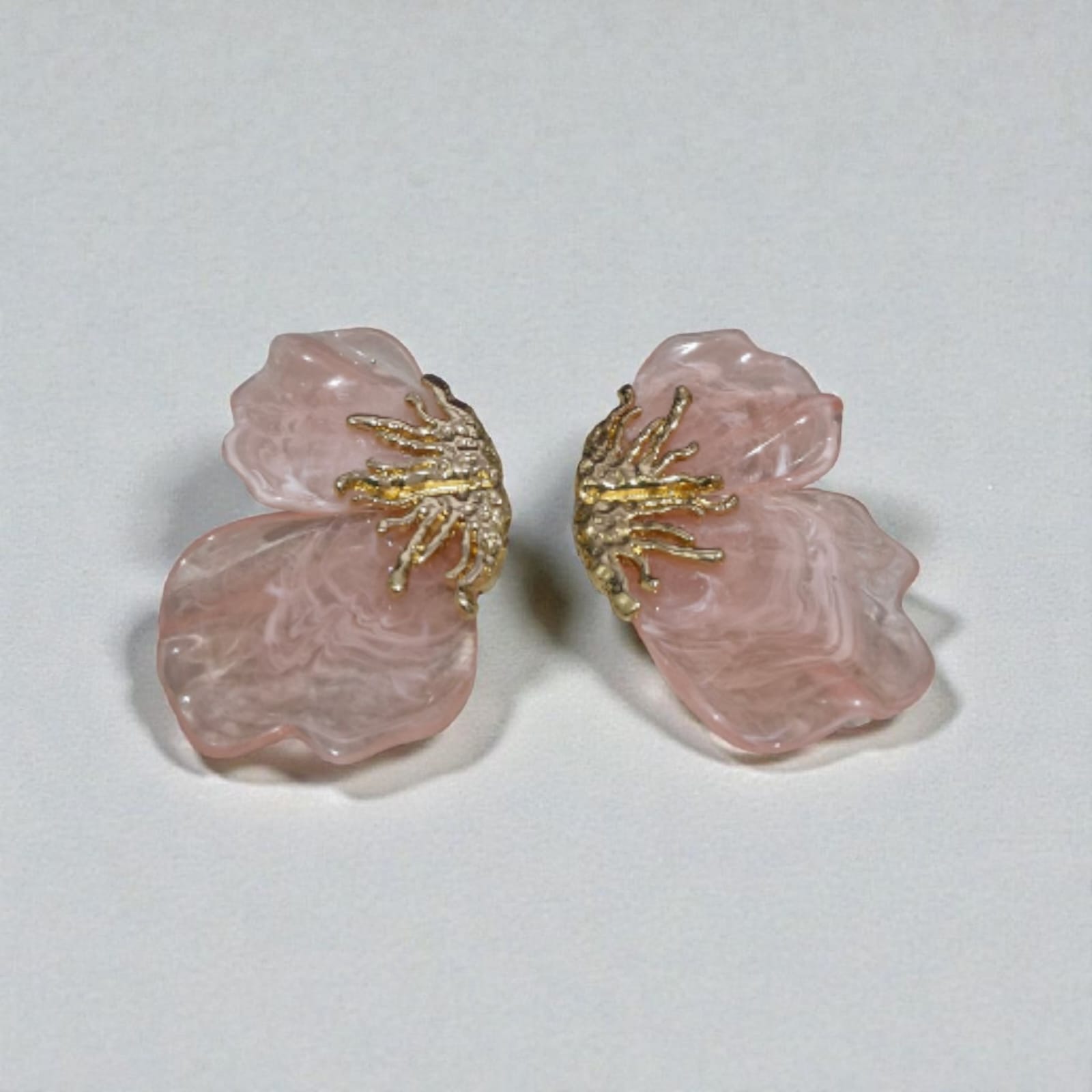 Brinco Flor Resina Rosa Violeta Rio — brinco (par), cor rosa pálido e dourado, resina translúcida e metal dourado