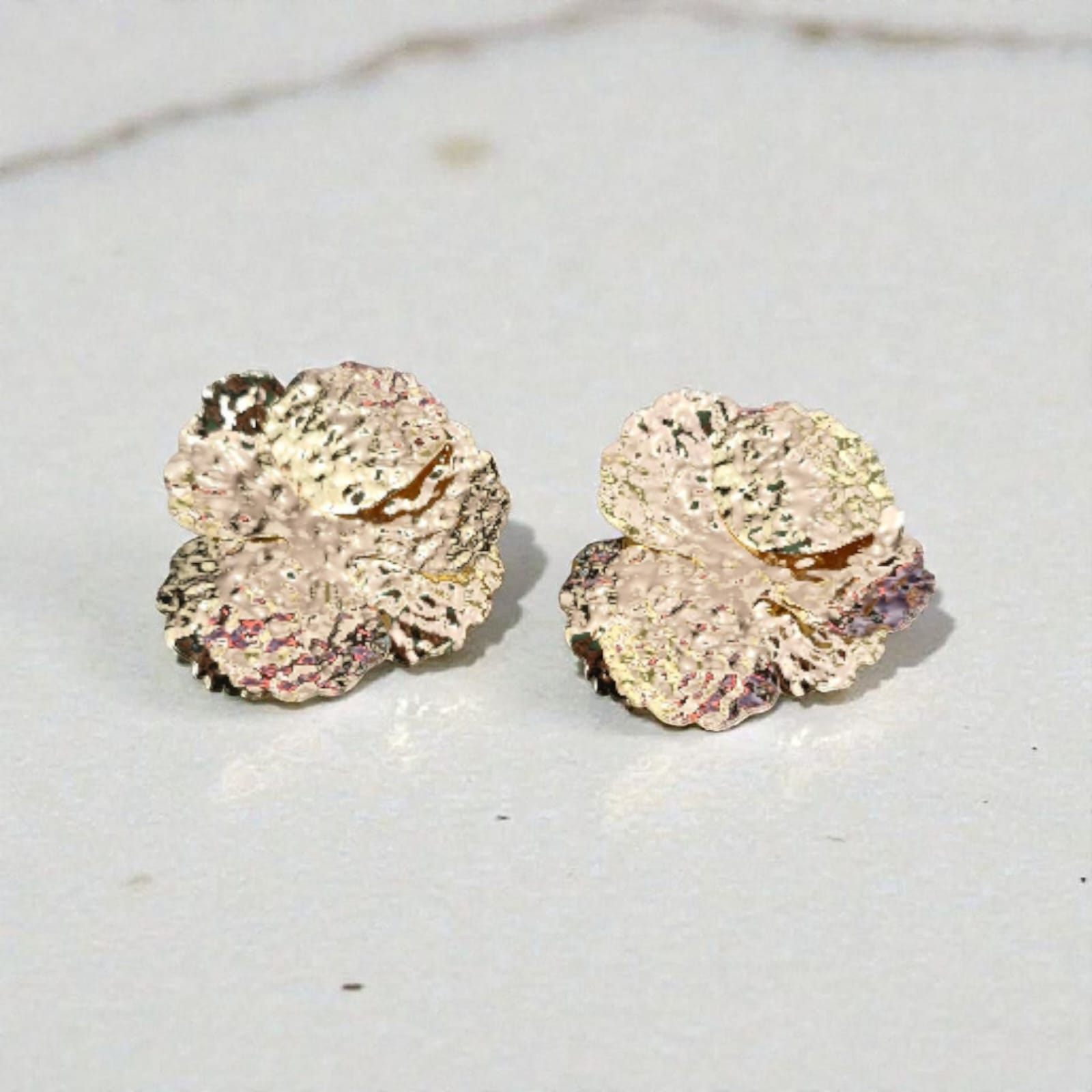 Brinco Floral Amassado Dourado Violeta Rio — brinco (par), cor dourado, metal martelado