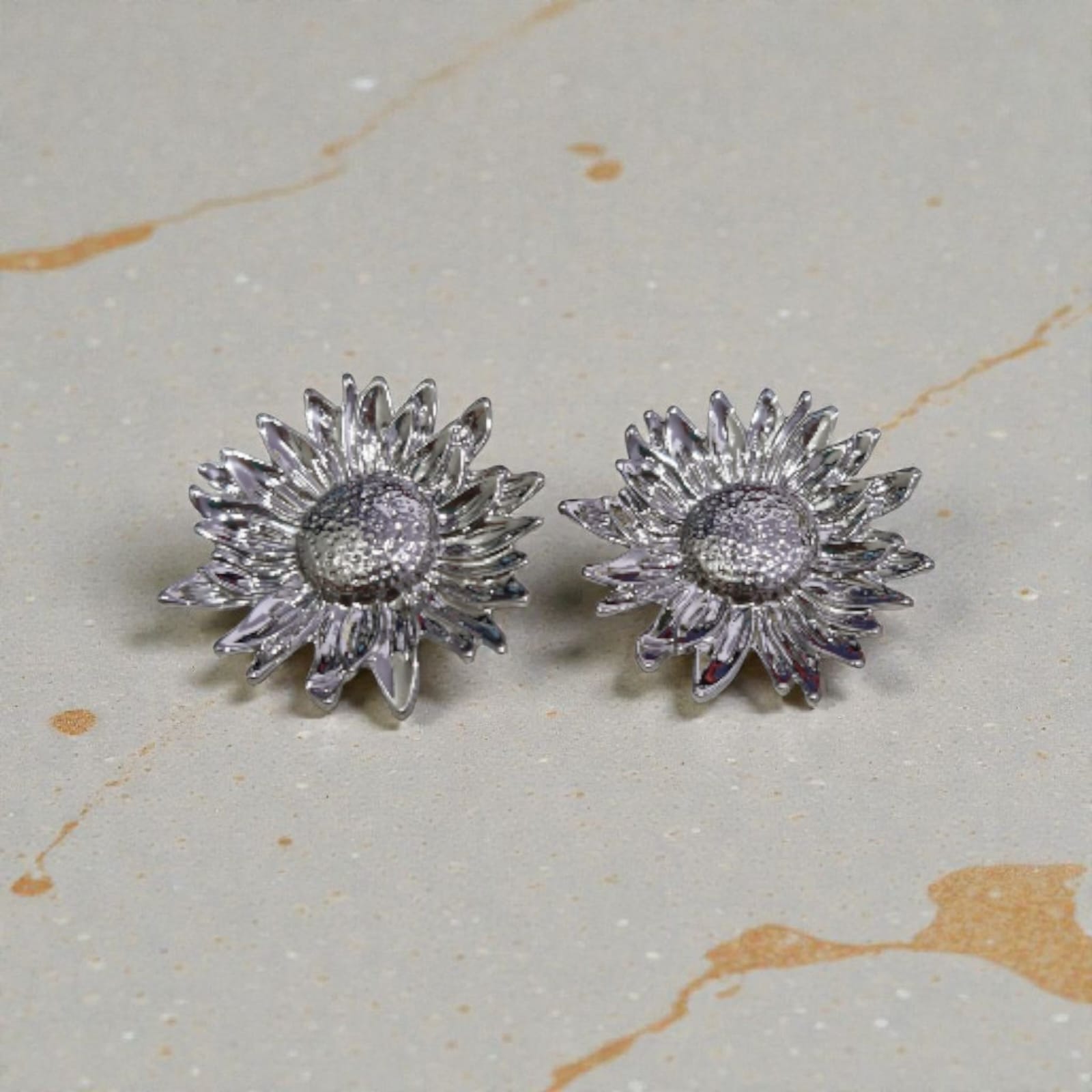 Brinco Girassol Prateado Violeta Rio — brinco (par), cor prateado, metal polido e granulado
