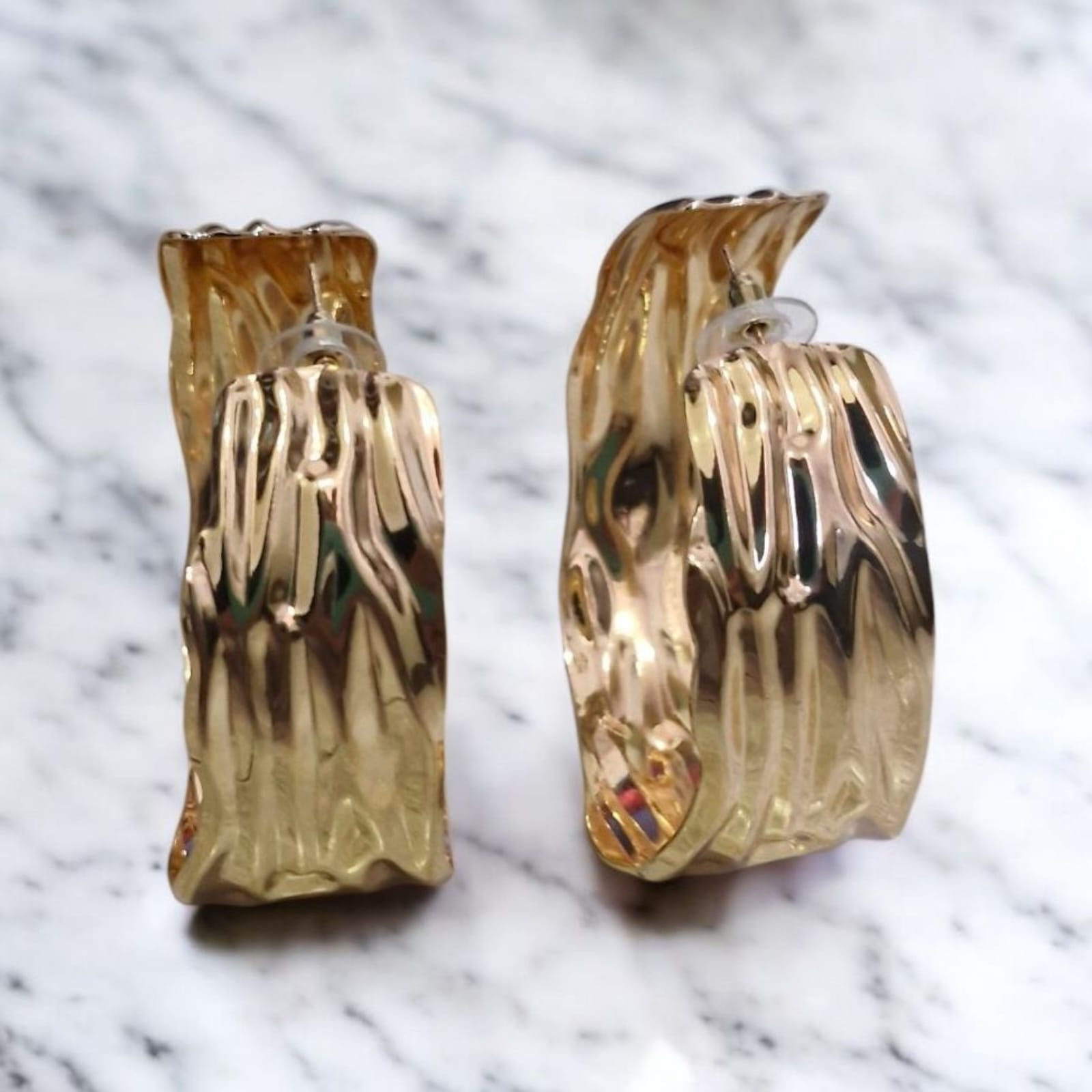 Brinco Gota Líquida Dourado Violeta Rio — brinco (par), cor dourado, metal polido espelhado