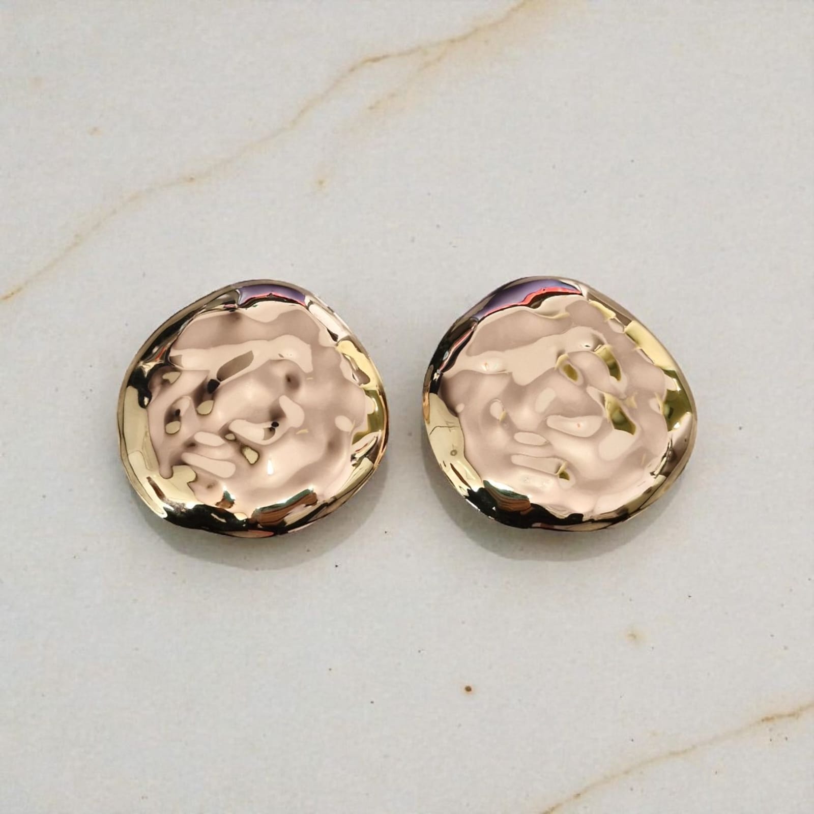 Brinco Moeda Antiga Dourado Violeta Rio — brinco (par), cor dourado, metal polido