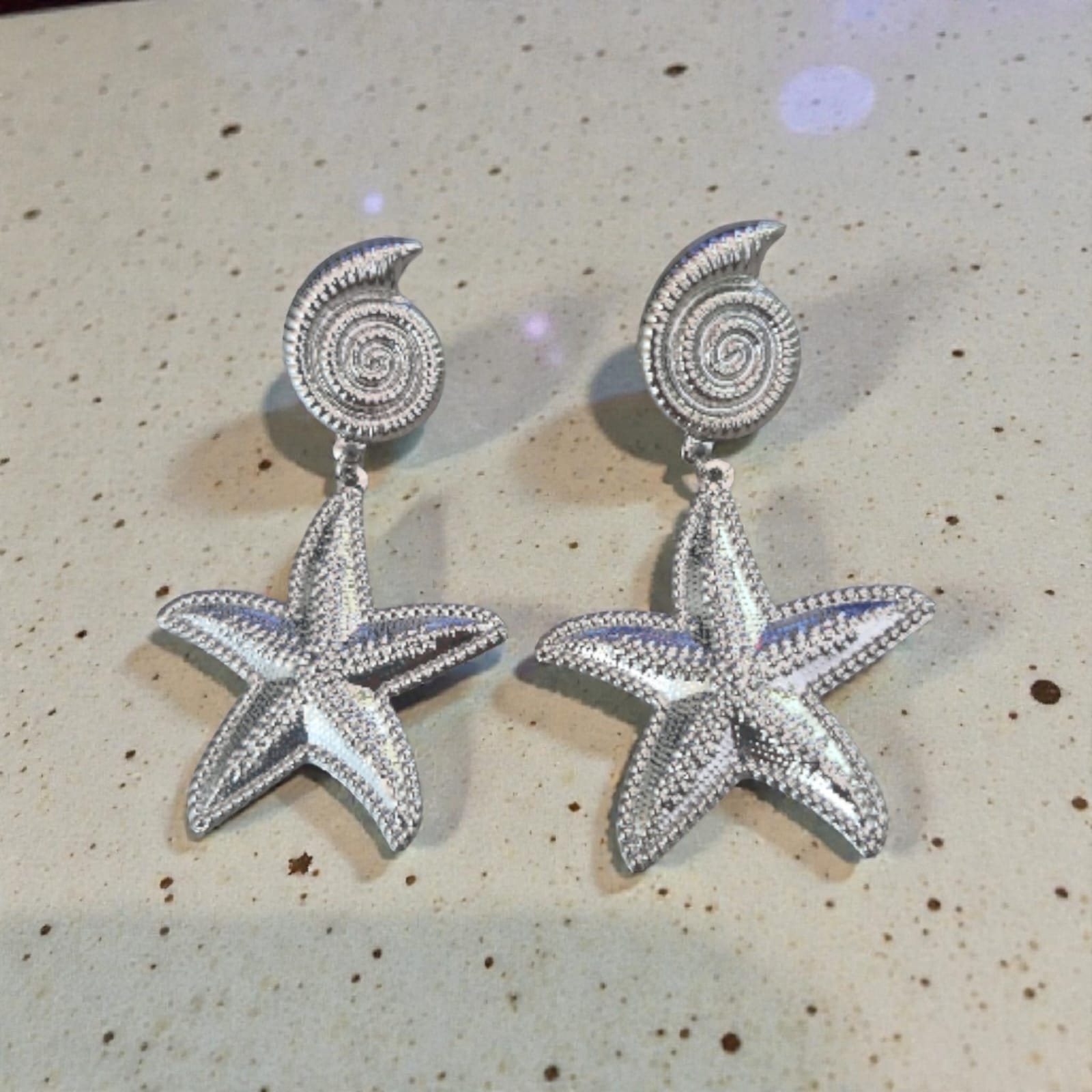 Brinco Pendente Concha e Estrela-do-Mar Violeta Rio — brinco (par, pendente), cor prateado, metal