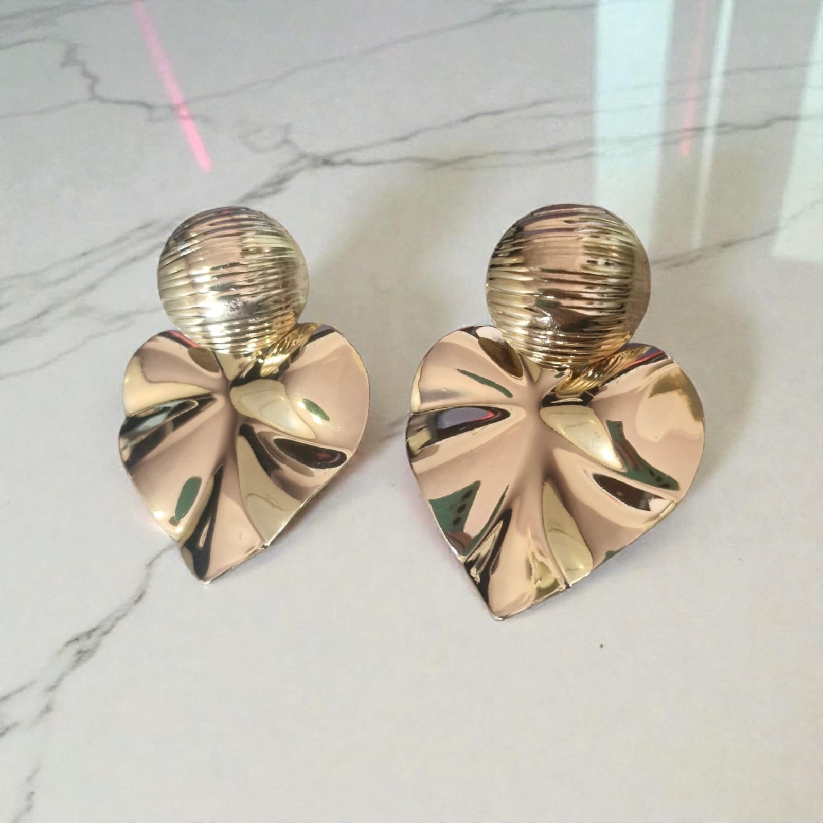 Brinco Pendente Coração Violeta Rio — brinco (par, pendente), cor dourado, metal polido