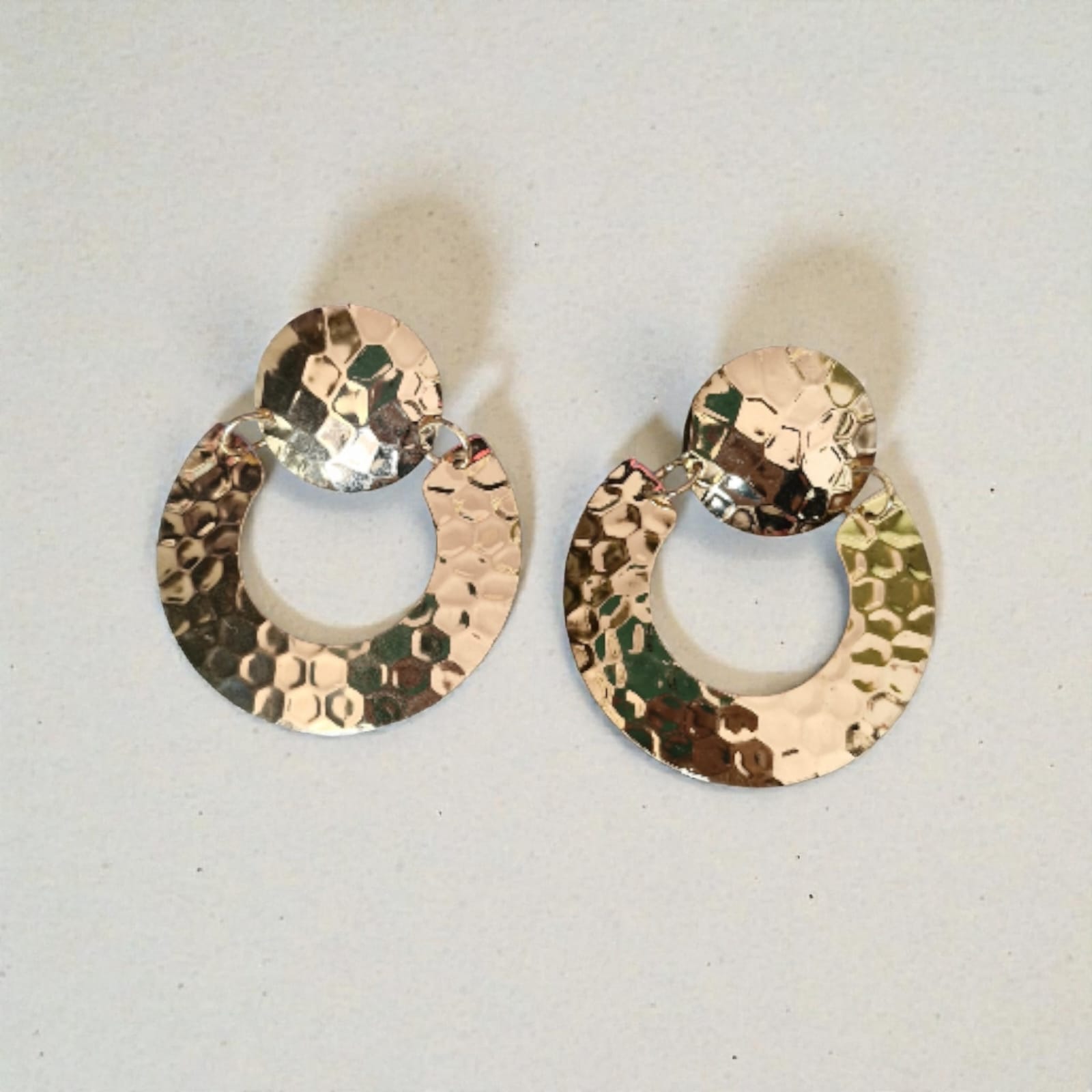 Brinco Pendente Favos Violeta Rio — brinco (par, pendente), cor dourado pálido, metal texturizado