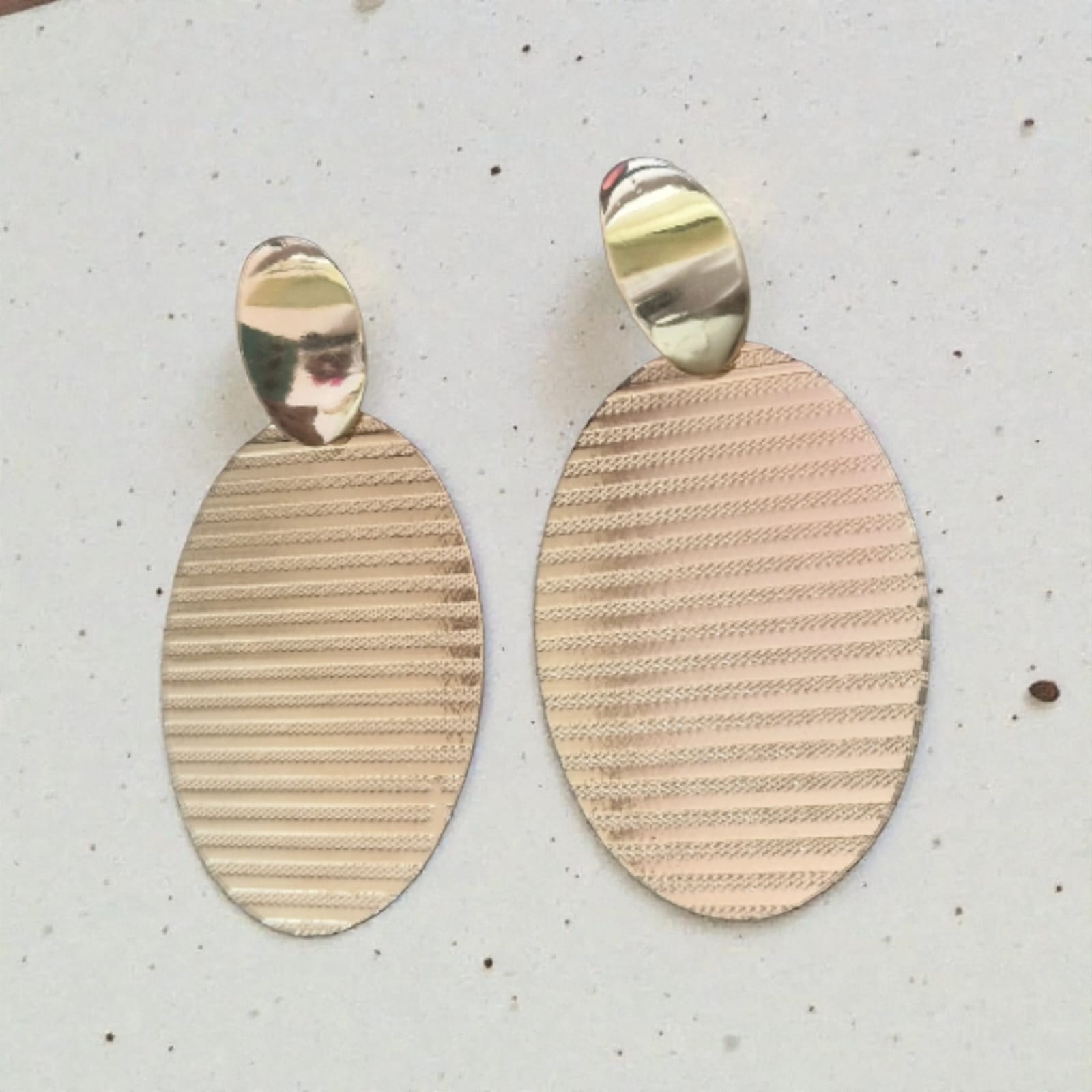 Brinco Pendente Oval Canelado Violeta Rio — brinco (par, pendente), cor dourado, metal polido