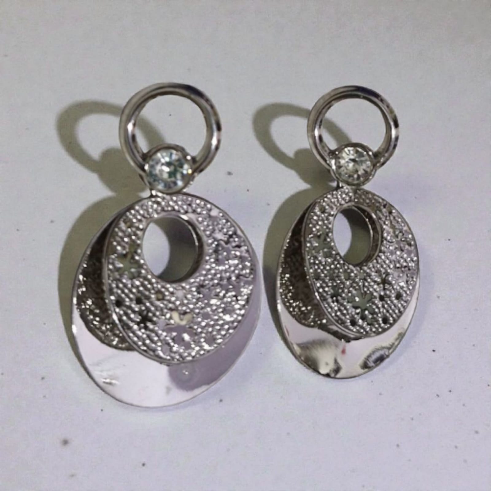 Brinco Pendente Oval Cristal Prateado Violeta Rio — brinco (par, pendente), cor prateado, metal e zircônia/cristal