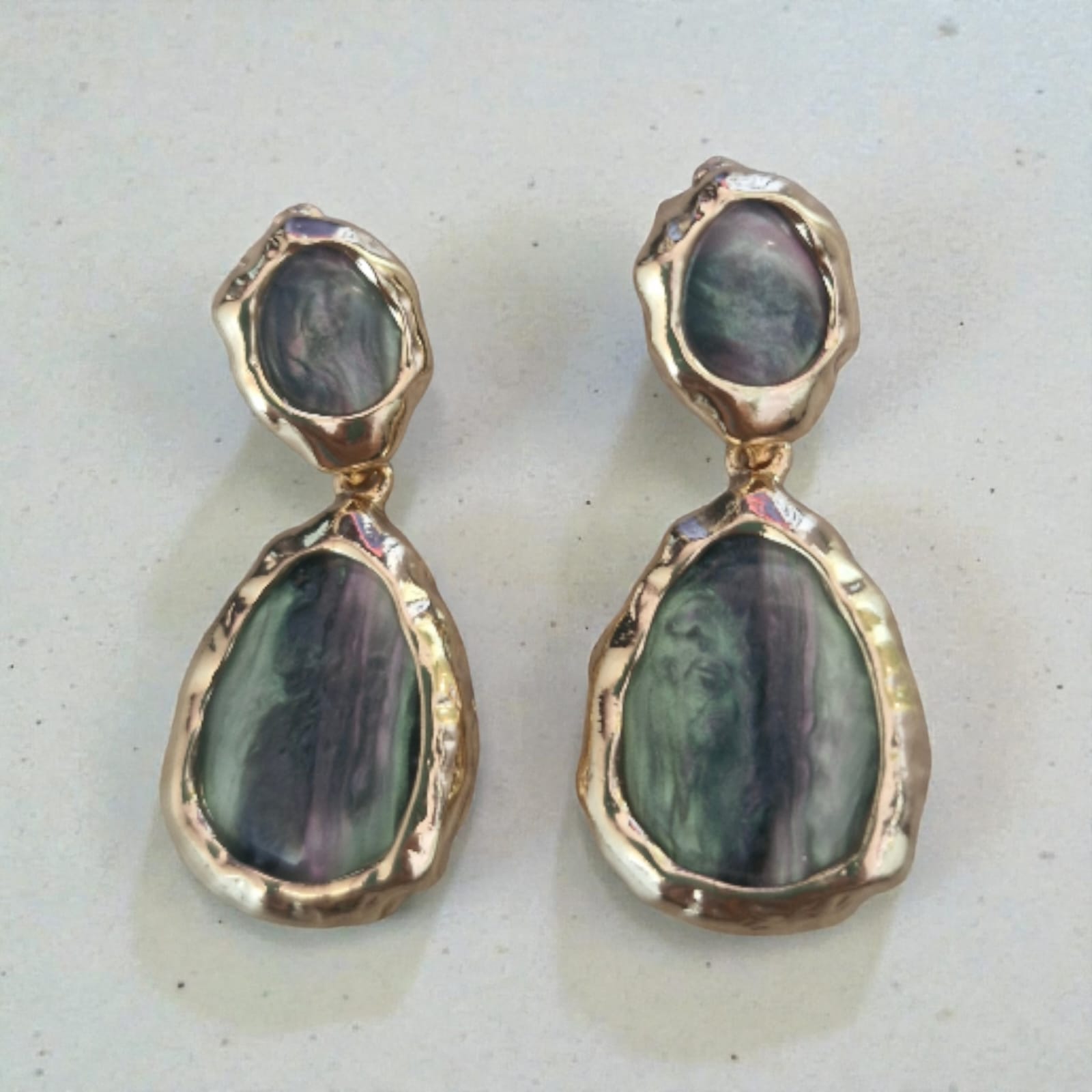 Brinco Pendente Pedra Verde Violeta Rio — brinco (par, pendente), cor dourado e verde/roxo, metal dourado texturizado e pedra/resina
