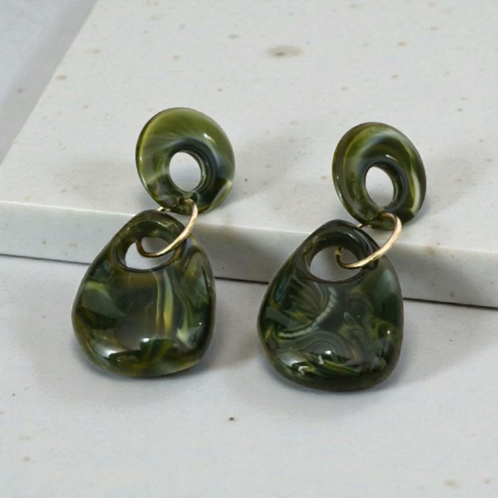 Brinco Pendente Resina Verde Violeta Rio — brinco (par, pendente), cor verde-escuro e dourado, resina translúcida e metal dourado