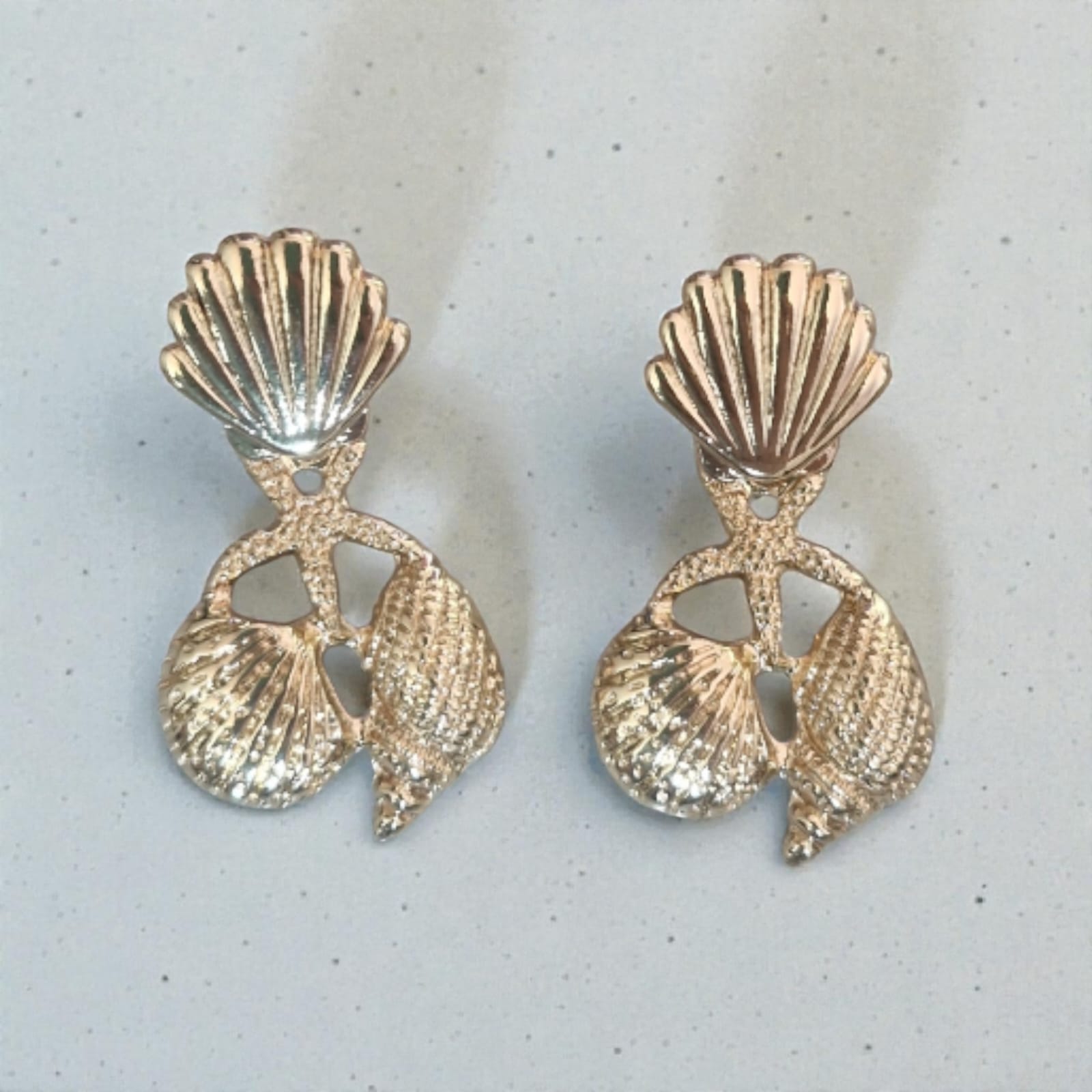 Brinco Pendente Três Conchas Violeta Rio — brinco (par, pendente), cor dourado, metal polido
