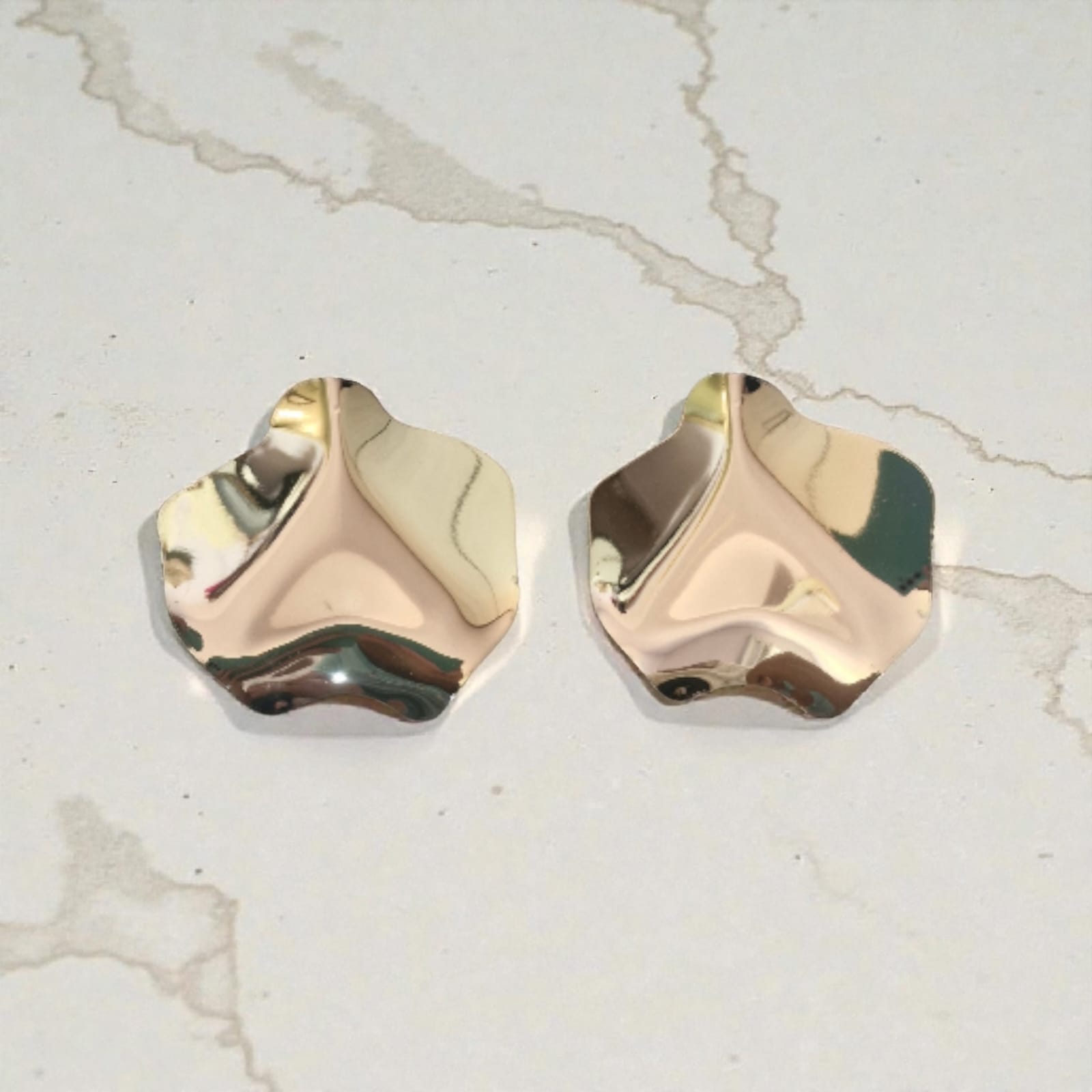 Brinco Pétala Rosé Violeta Rio — brinco (par), cor dourado rosado (rose gold), metal polido
