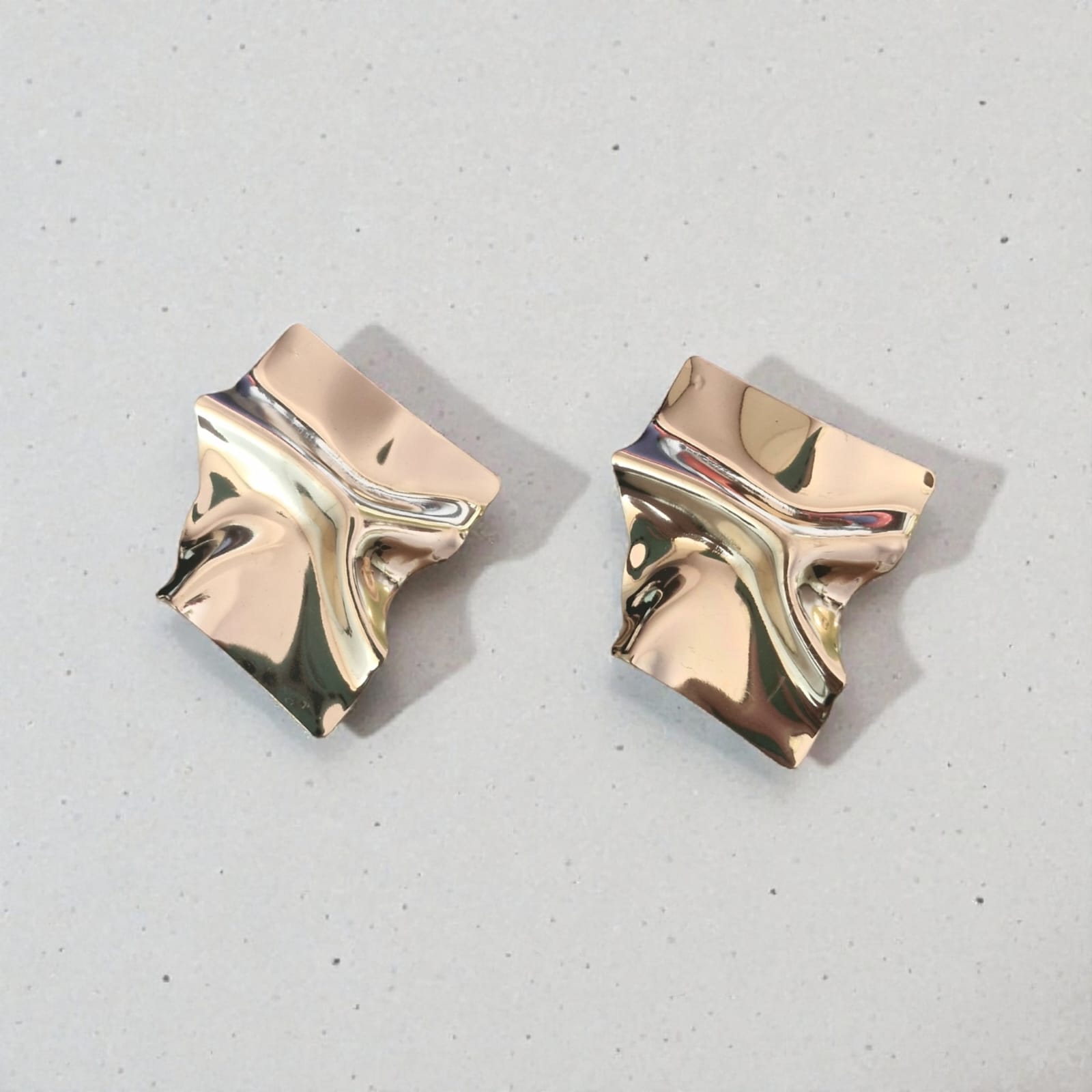 Brinco Quadrado Rosé Violeta Rio — brinco (par), cor dourado rosado (rose gold), metal polido