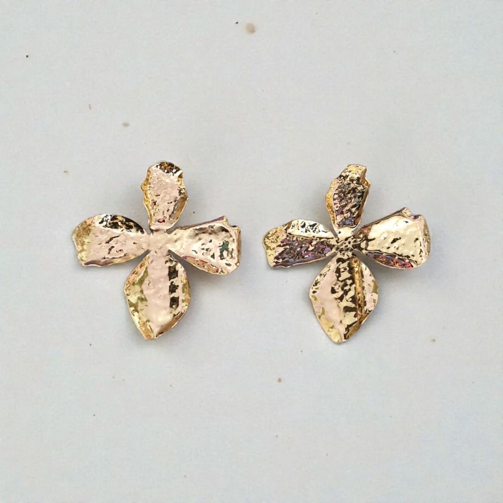 Brinco Quatro Pétalas Pontiagudas Dourado Violeta Rio — brinco (par), cor dourado, metal amassado texturizado