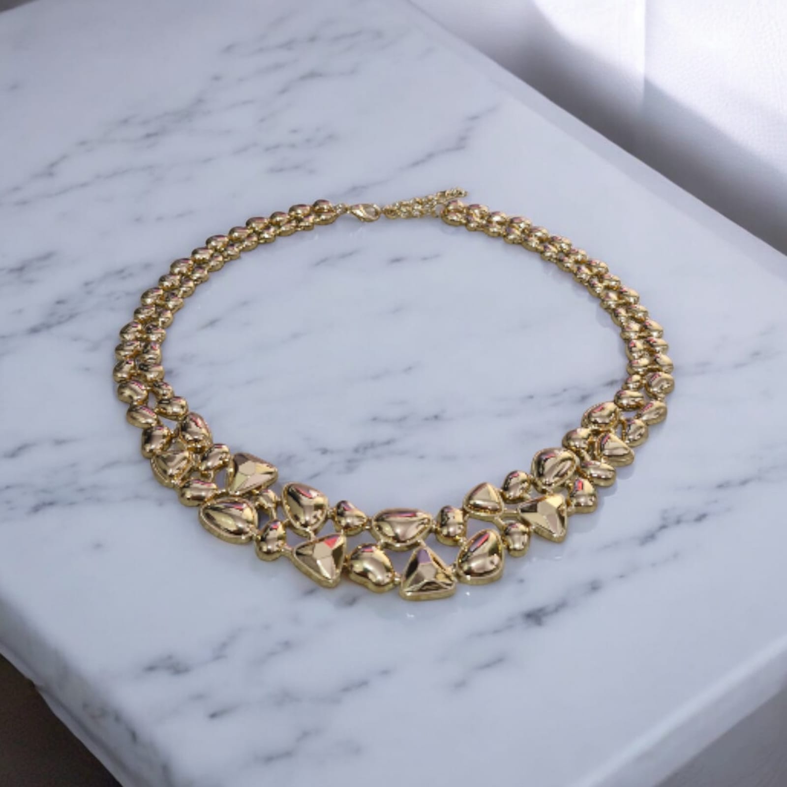 Colar Babador Gotas Dourado Violeta Rio — colar (babador), cor dourado, metal dourado polido