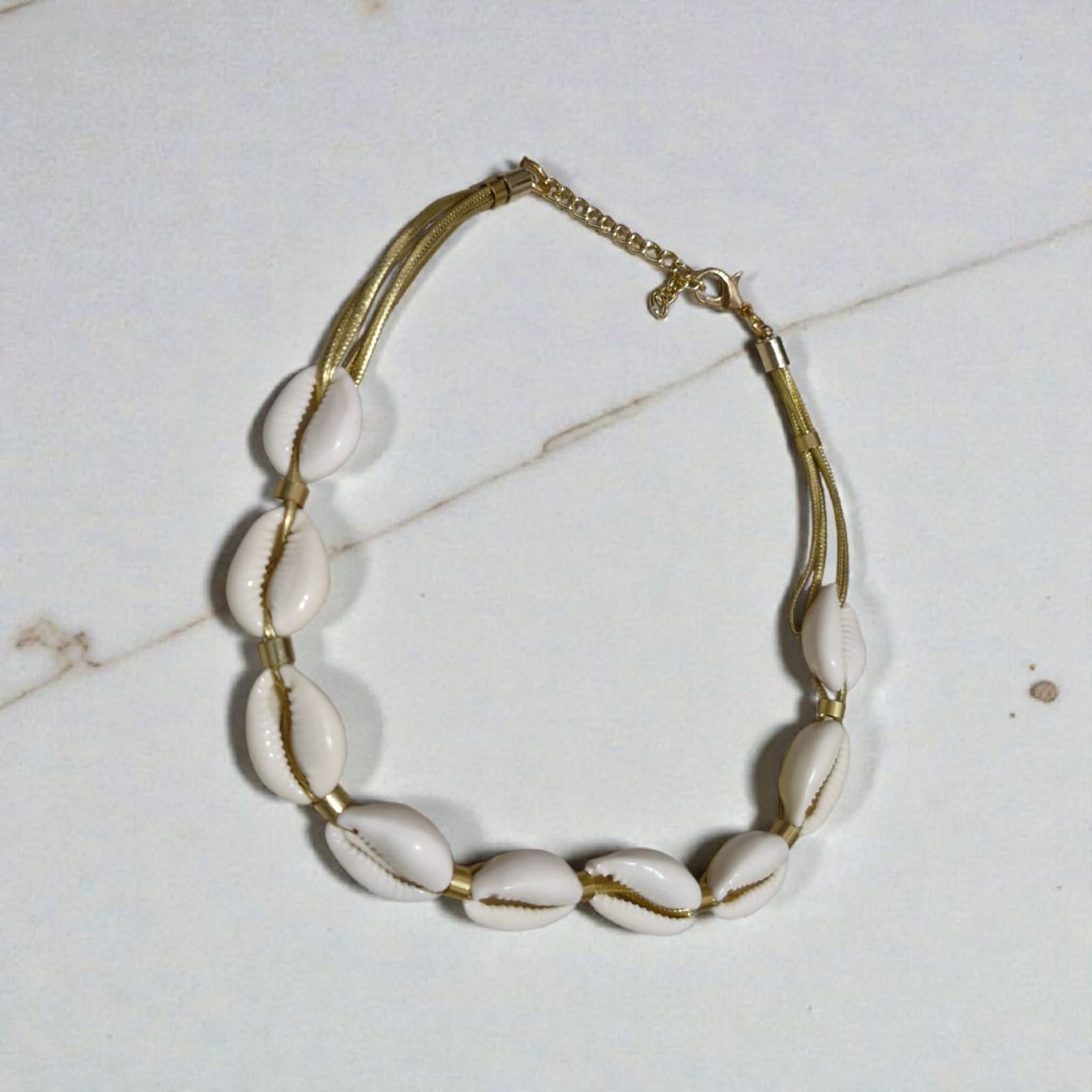 Colar Búzios Dourado Violeta Rio — colar (gargantilha), cor dourado e branco/creme, metal dourado e conchas naturais (búzios)