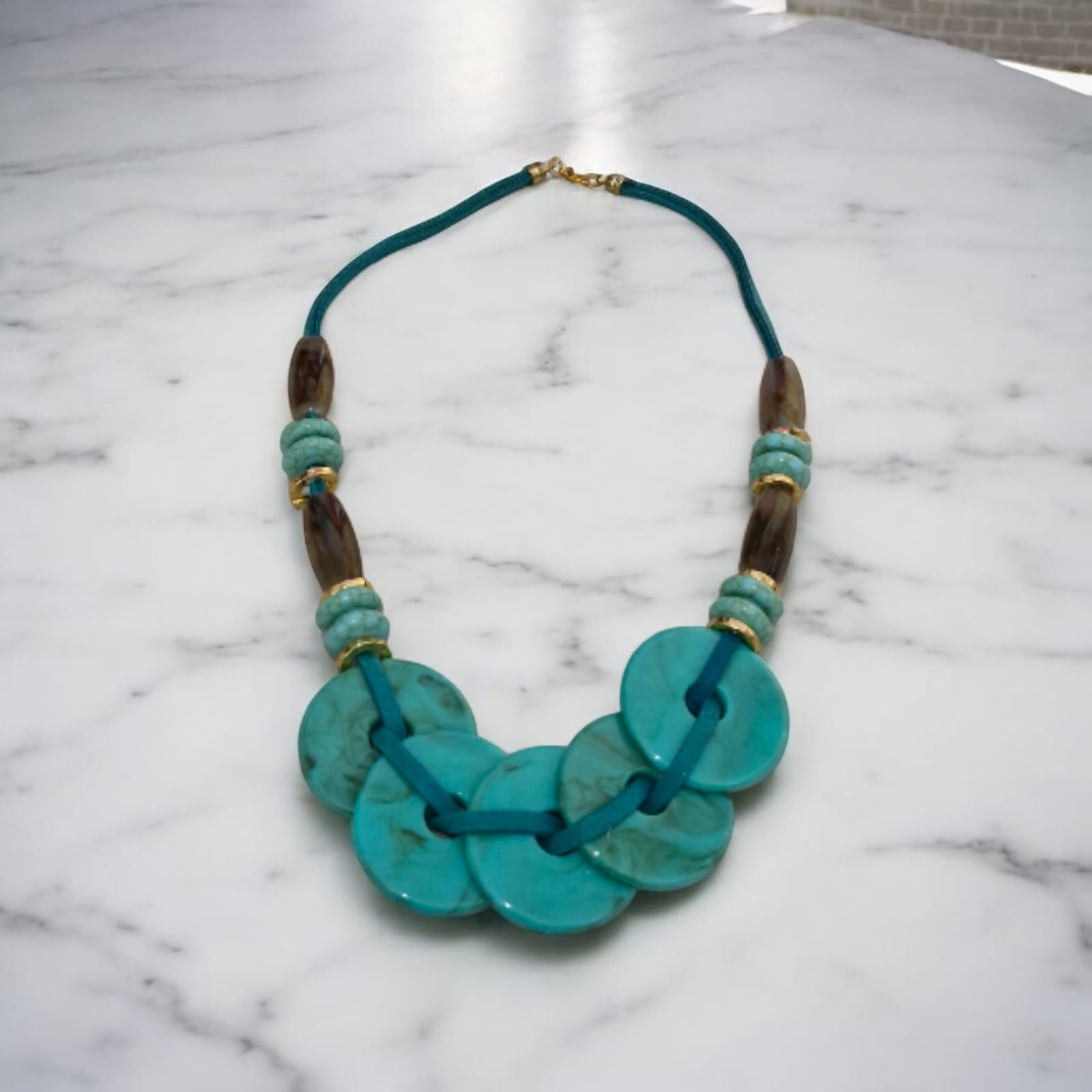 Colar Discos Turquesa Marrom Violeta Rio — colar, cor turquesa, marrom, dourado, camurça turquesa, resina, metal dourado