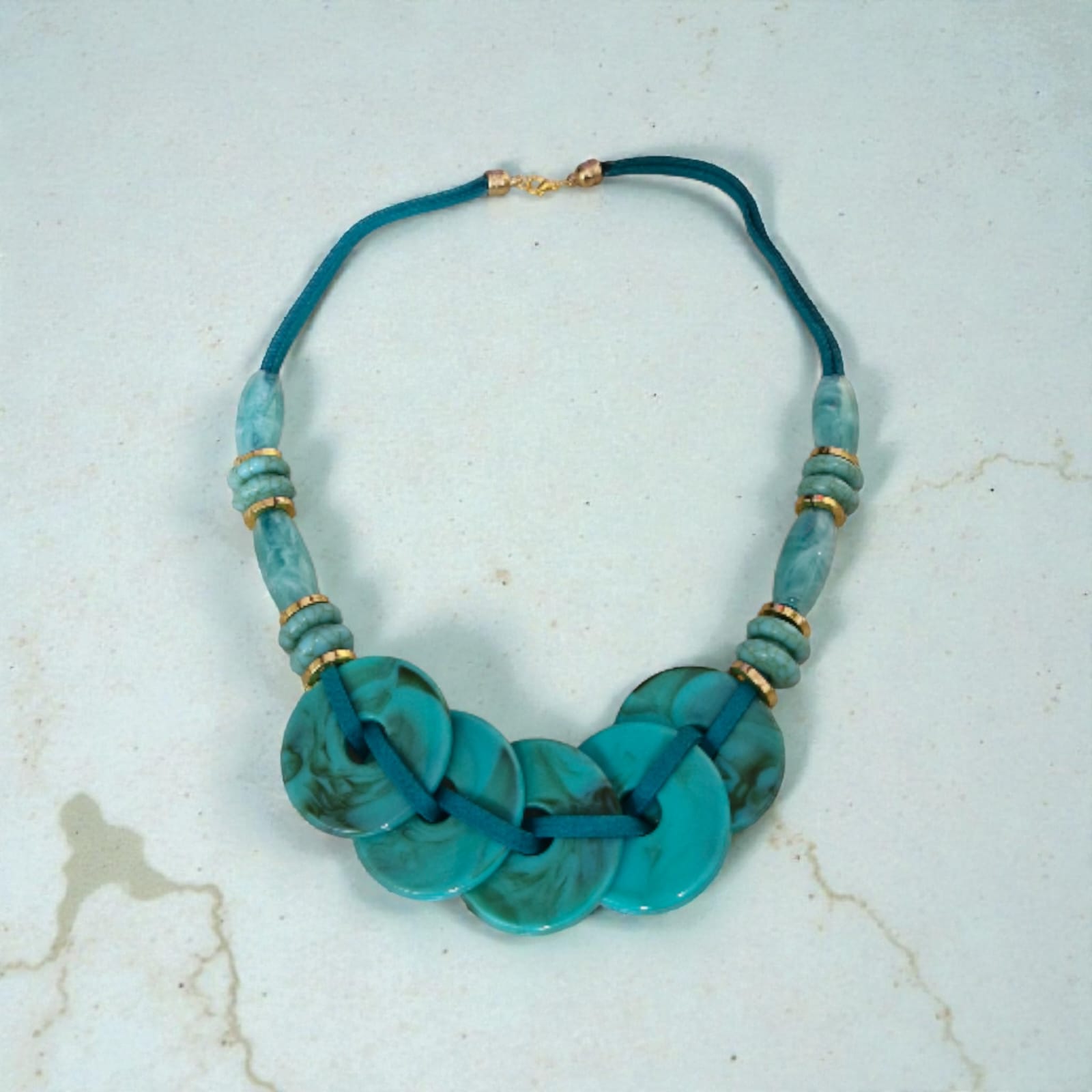 Colar Discos Turquesa Violeta Rio — colar, cor turquesa, azul claro, dourado, couro sintético/camurça, resina/plástico, metal dourado