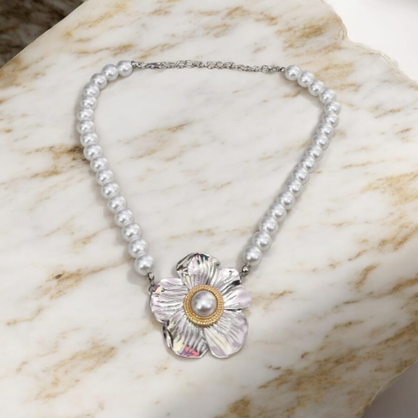 Colar Pérolas Flor Violeta Rio — colar, cor branco perolado, prateado, dourado, pérolas sintéticas, metal prateado e dourado