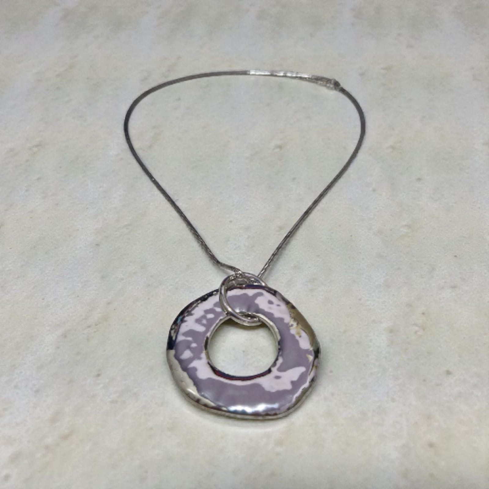 Colar Pingente Lilás Violeta Rio — colar, cor prateado e lilás/cinza, metal prateado e esmalte/resina