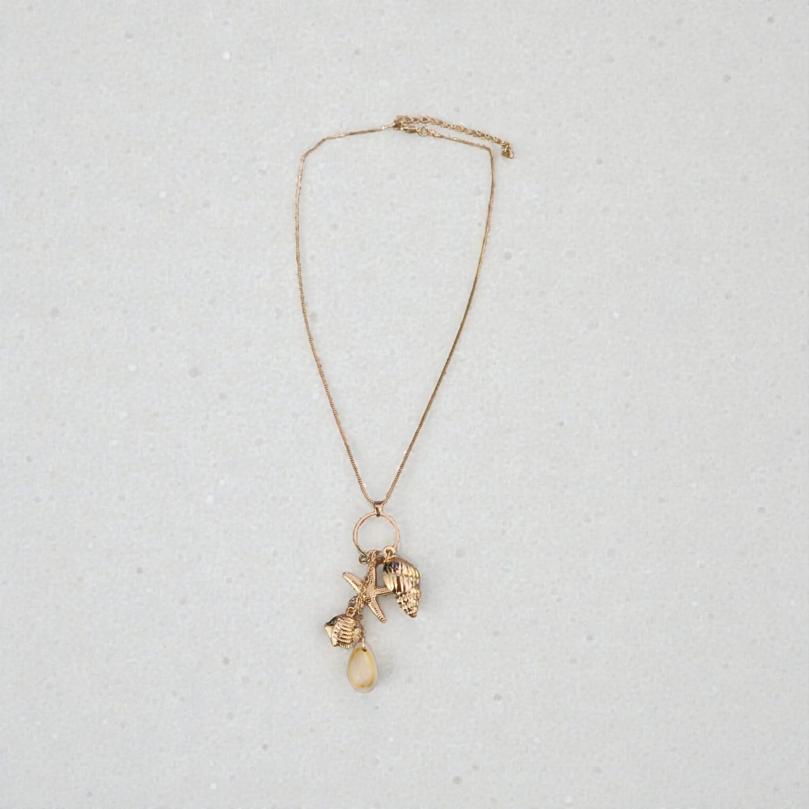 Colar Pingentes Marinhos Violeta Rio — colar, cor dourado e pêssego/bege, metal dourado, resina/pedra translúcida