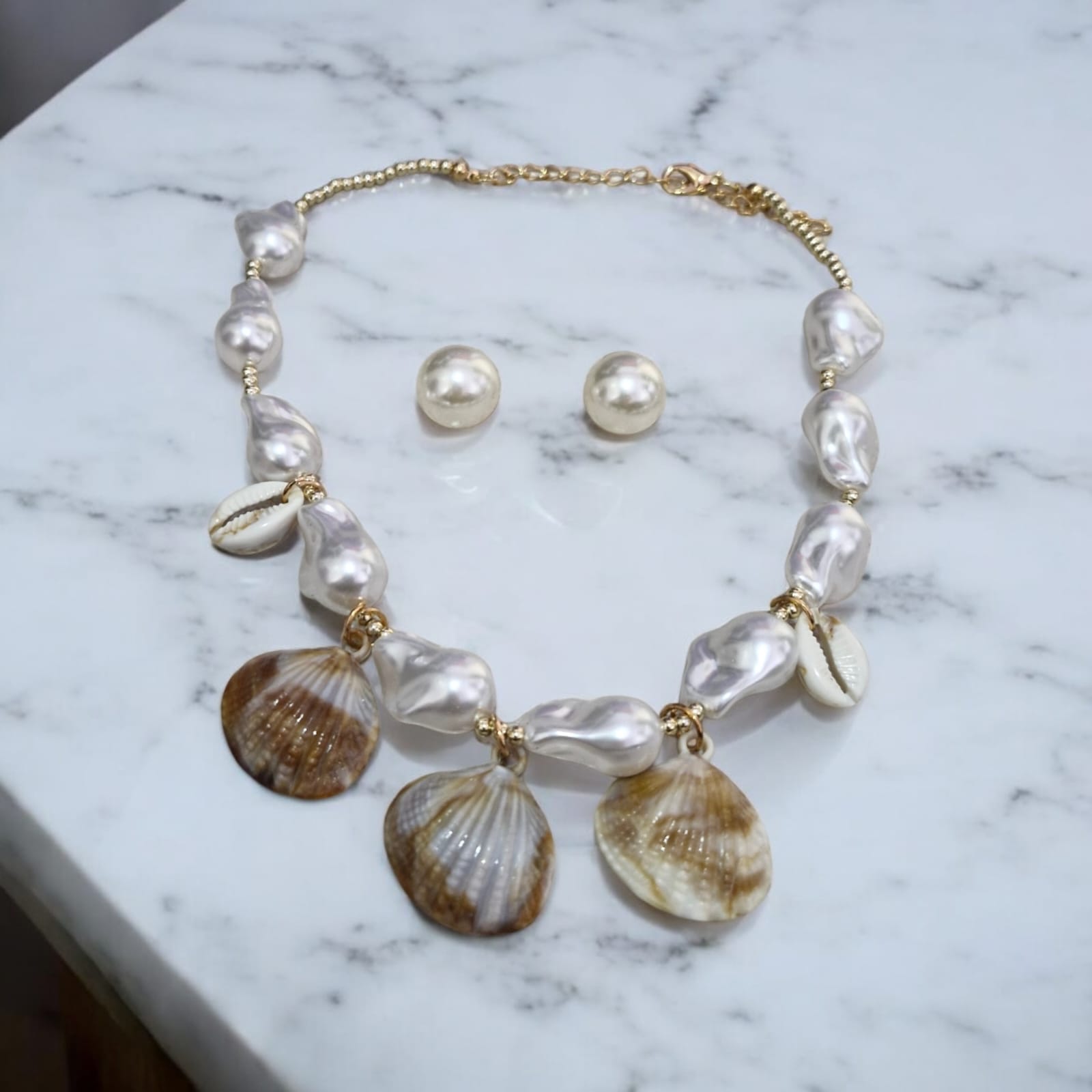 Conjunto Pérolas e Conchas Violeta Rio — conjunto colar + brinco, cor dourado, branco perolado, marrom, pérolas barrocas, conchas naturais (búzios e bivalves), metal dourado
