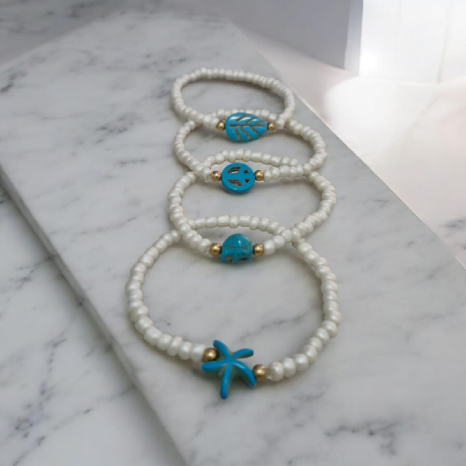 Kit 4 Pulseiras Pingentes Turquesa Violeta Rio — conjunto de 4 pulseiras (elásticas), cor branco, turquesa, dourado, contas de vidro/plástico, resina/plástico, metal dourado