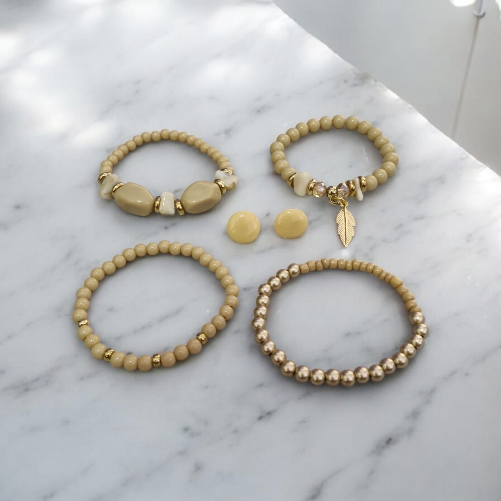 Kit Nude Completo Violeta Rio — kit 4 pulseiras + brincos, cor bege/nude e dourado, resina, metal dourado, cristal