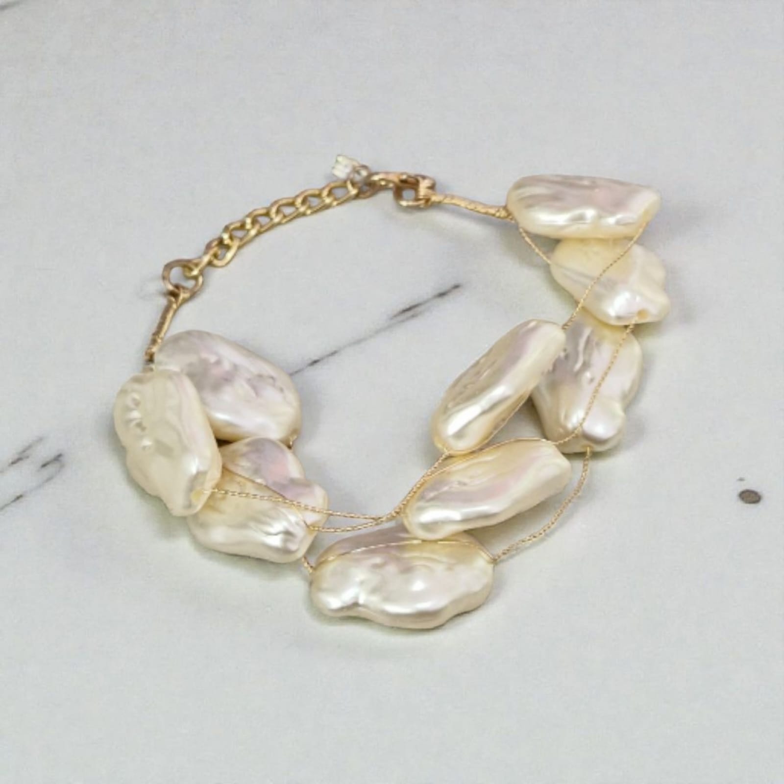 Pulseira Pérolas Barocas Violeta Rio — pulseira, cor creme/branco e dourado, pérolas barrocas de água doce e metal dourado